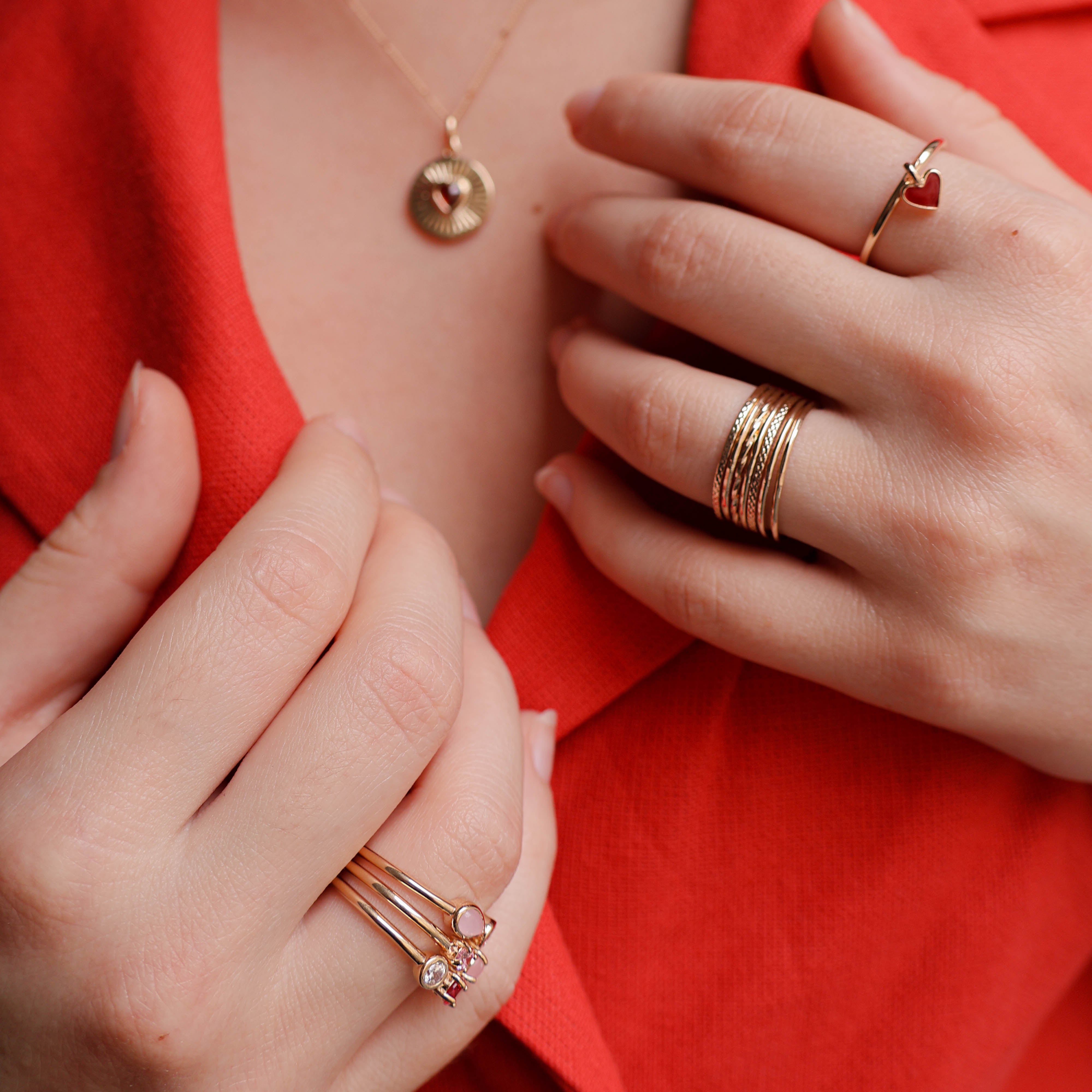 Bague Lia Semainier en plaqué or 18K, 7 anneaux, finitions lisse, martelée, perlée, bijou élégant Joyamada.
