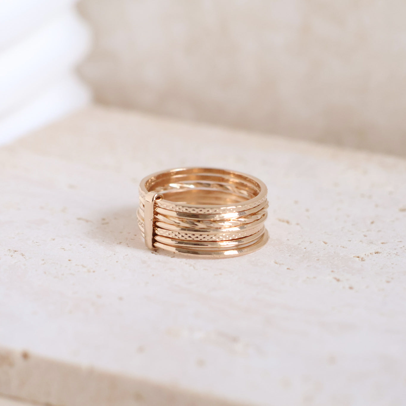 Bague Lia Semainier en plaqué or 18K, 7 anneaux, finitions lisse, martelée, perlée, bijou élégant Joyamada.