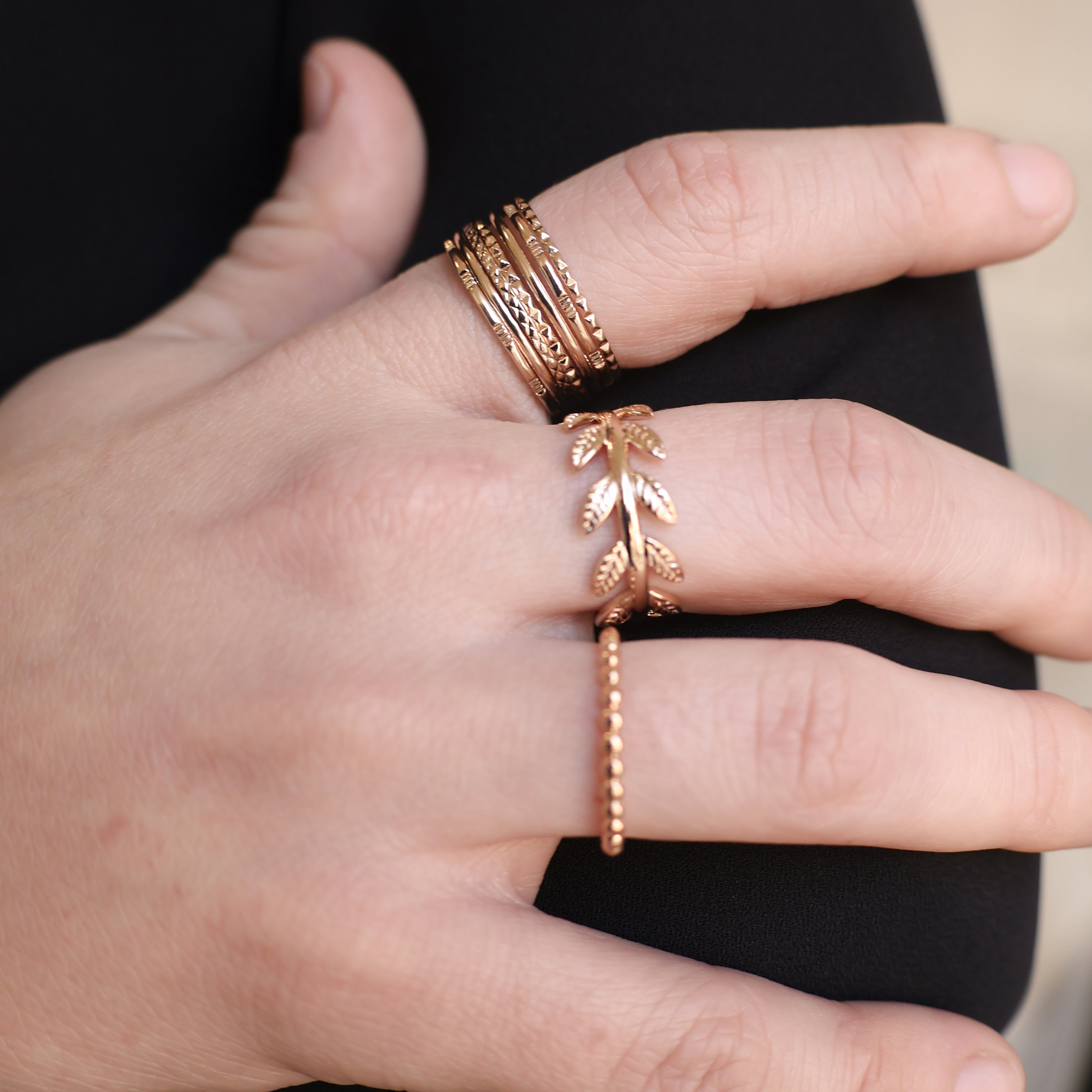 Bague Lia Semainier en plaqué or 18K, 7 anneaux, finitions lisse, martelée, perlée, bijou élégant Joyamada.