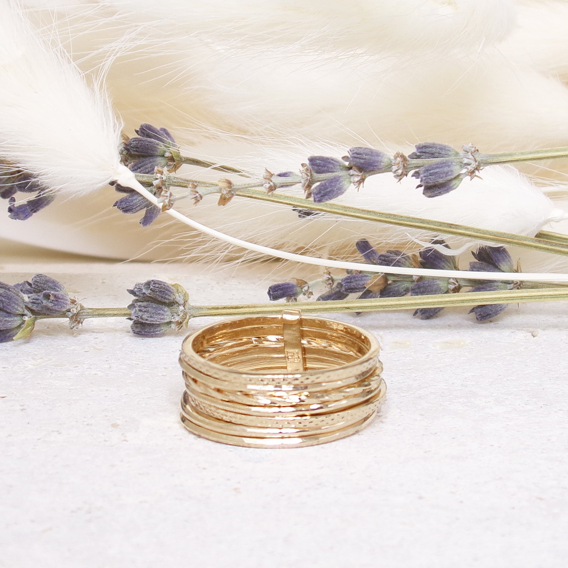 Bague Lia Semainier en plaqué or 18K, 7 anneaux, finitions lisse, martelée, perlée, bijou élégant Joyamada.