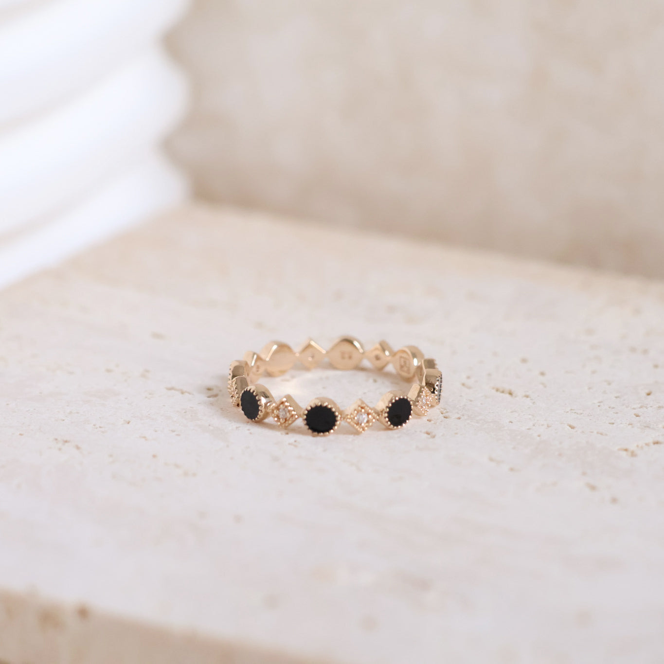 Goa thin ring with oval links, black enamel and zircons gold-plated