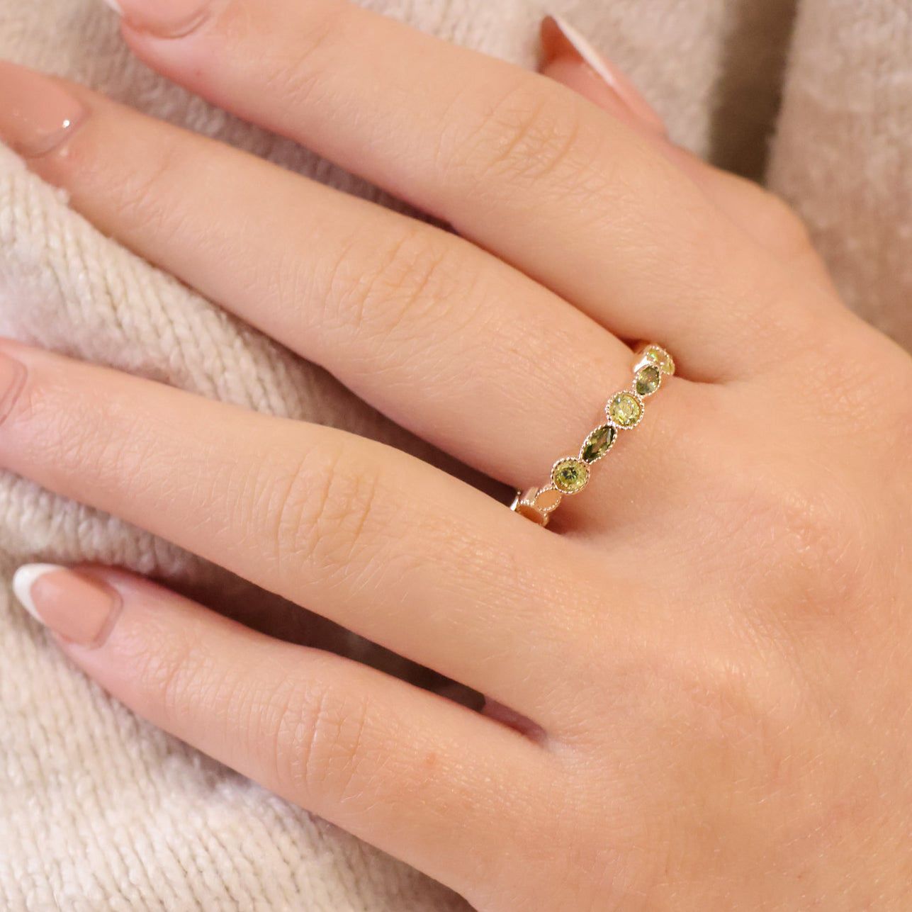 Nayasa feston band ring with green zircons gold plated