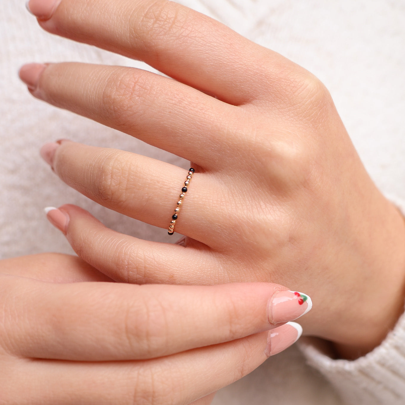 Dana beaded ring with black enamel gold-plated