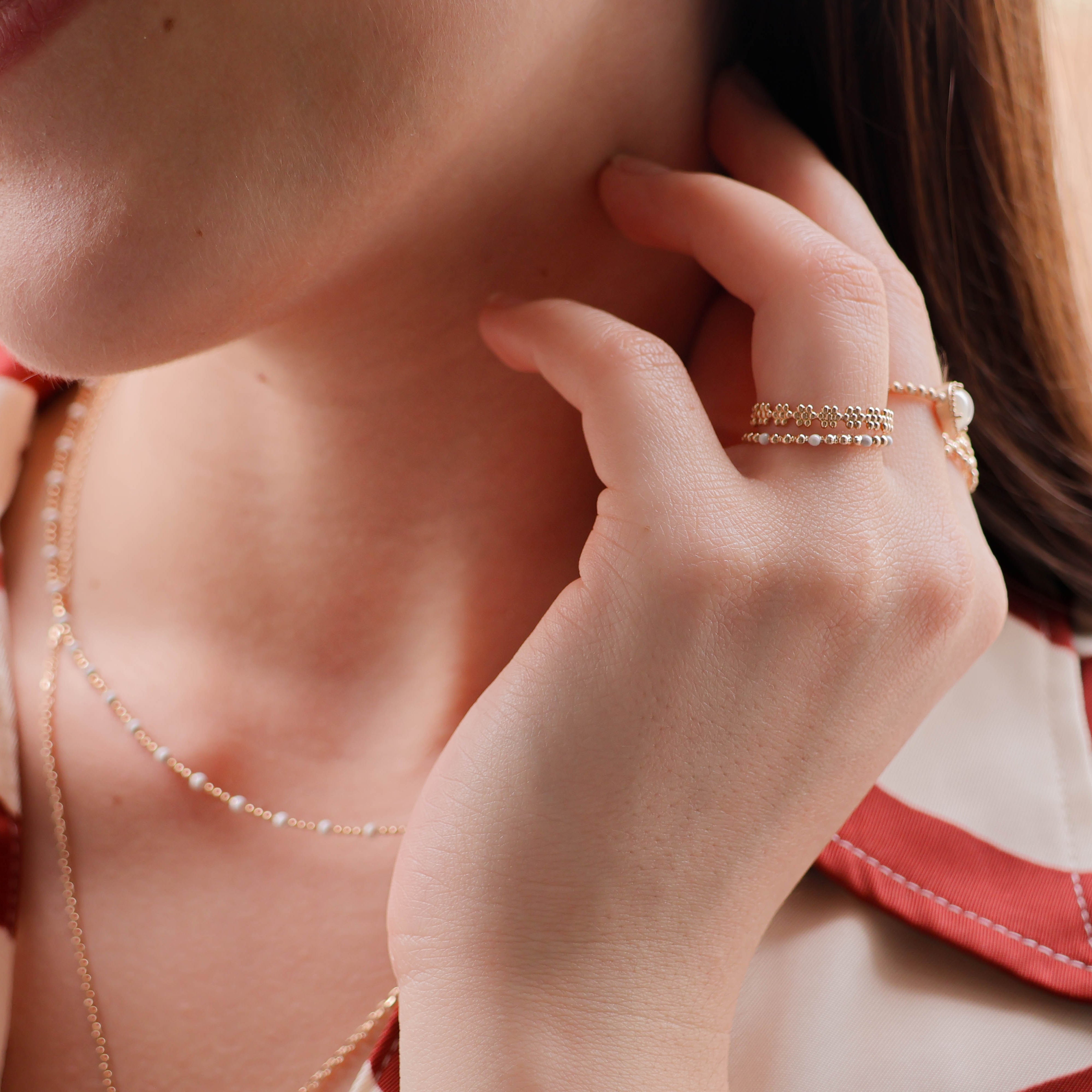 Dana ring thin beads with white enamel gold-plated