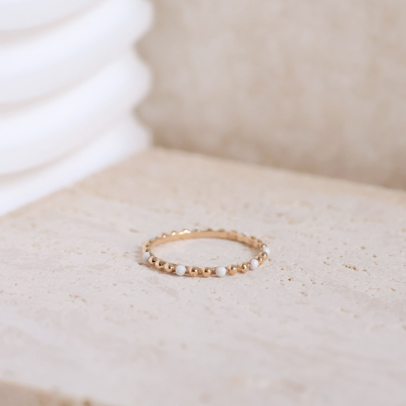 Dana ring thin beads with white enamel gold-plated