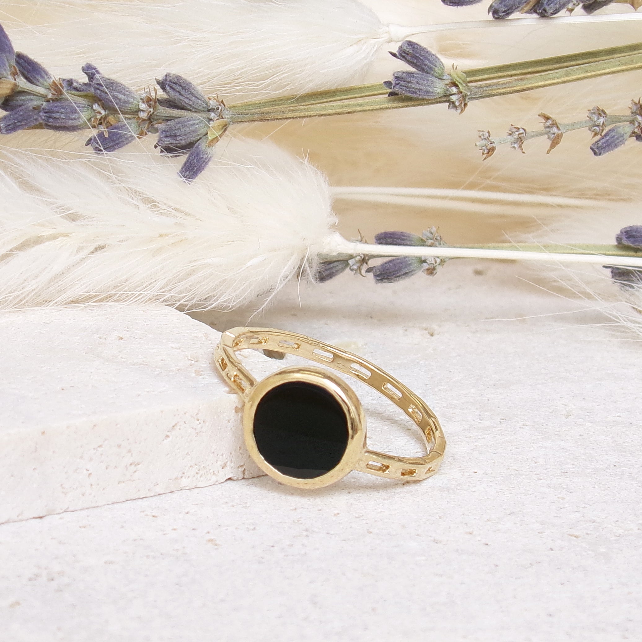 Kara ring openwork with black agate gold-plated