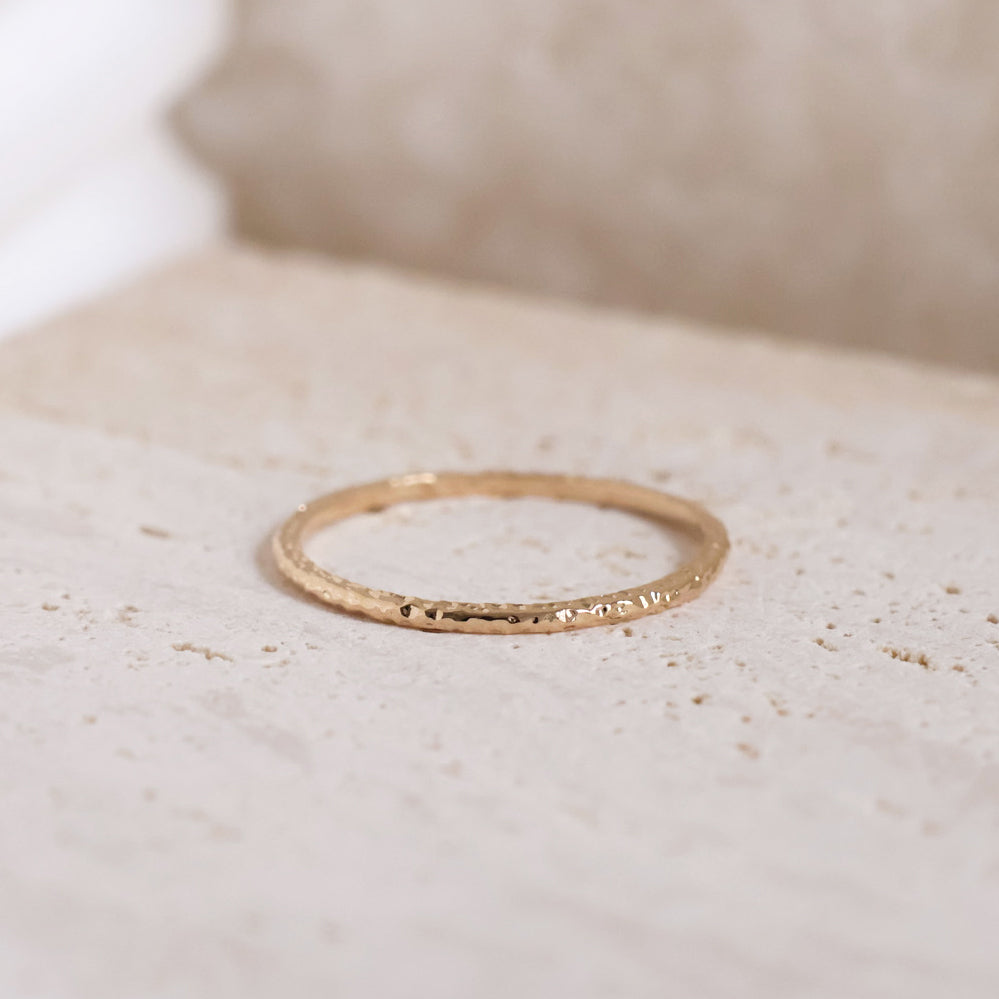 Tia thin engagement ring striated gold-plated