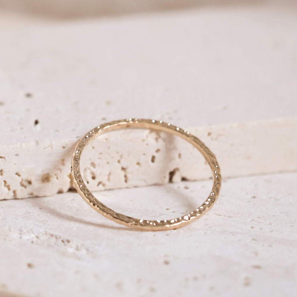 Tia thin engagement ring striated gold-plated