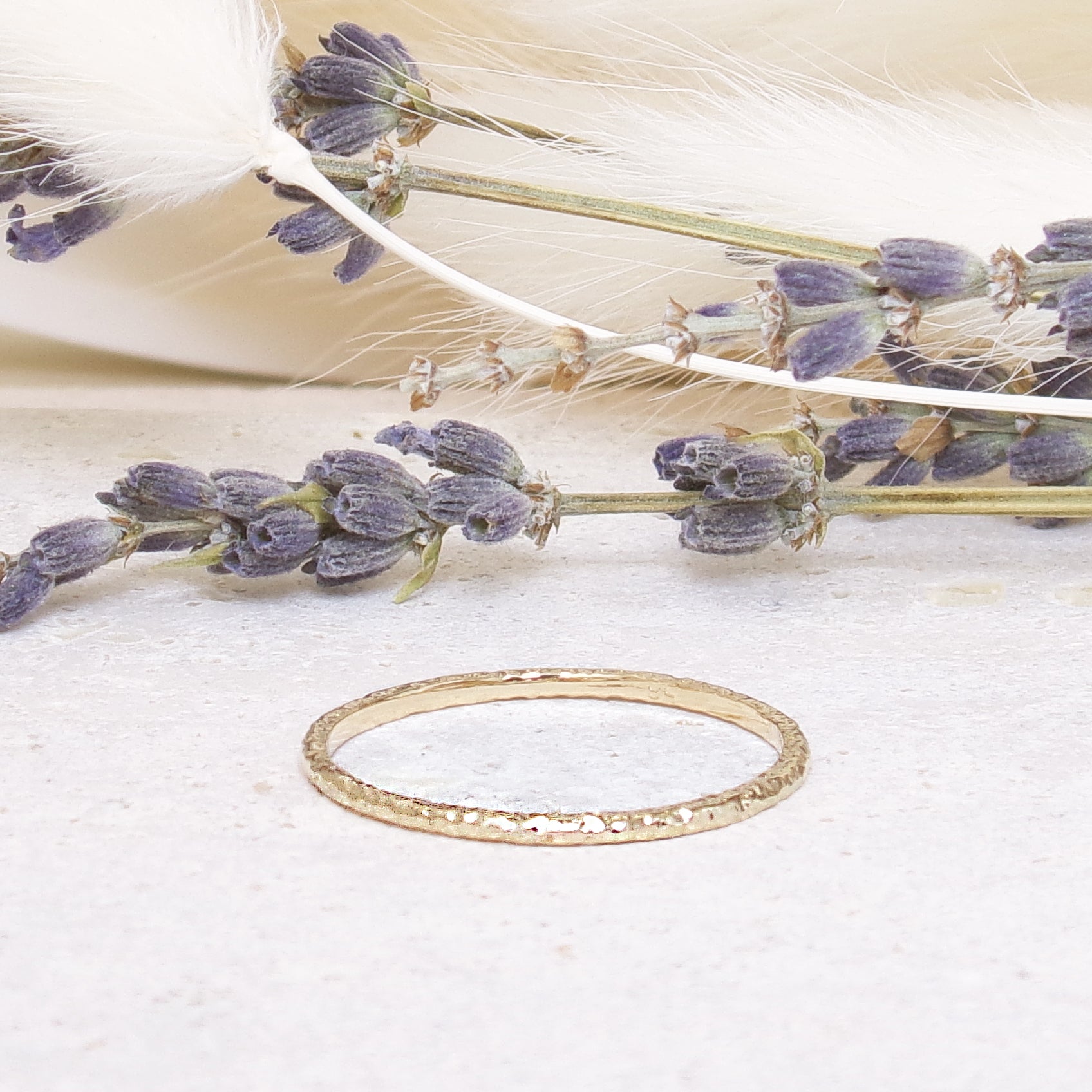 Tia thin engagement ring striated gold-plated