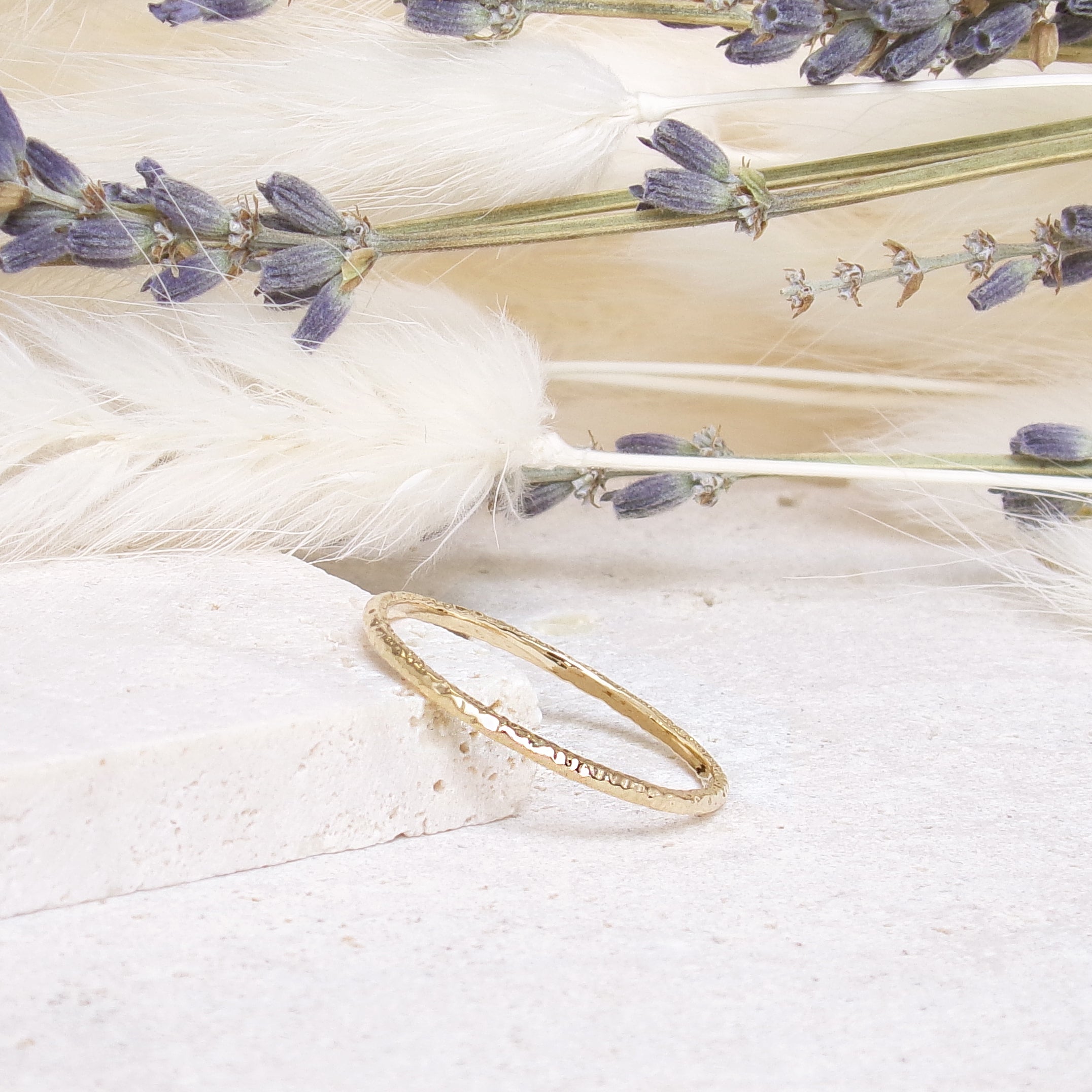 Tia thin engagement ring striated gold-plated