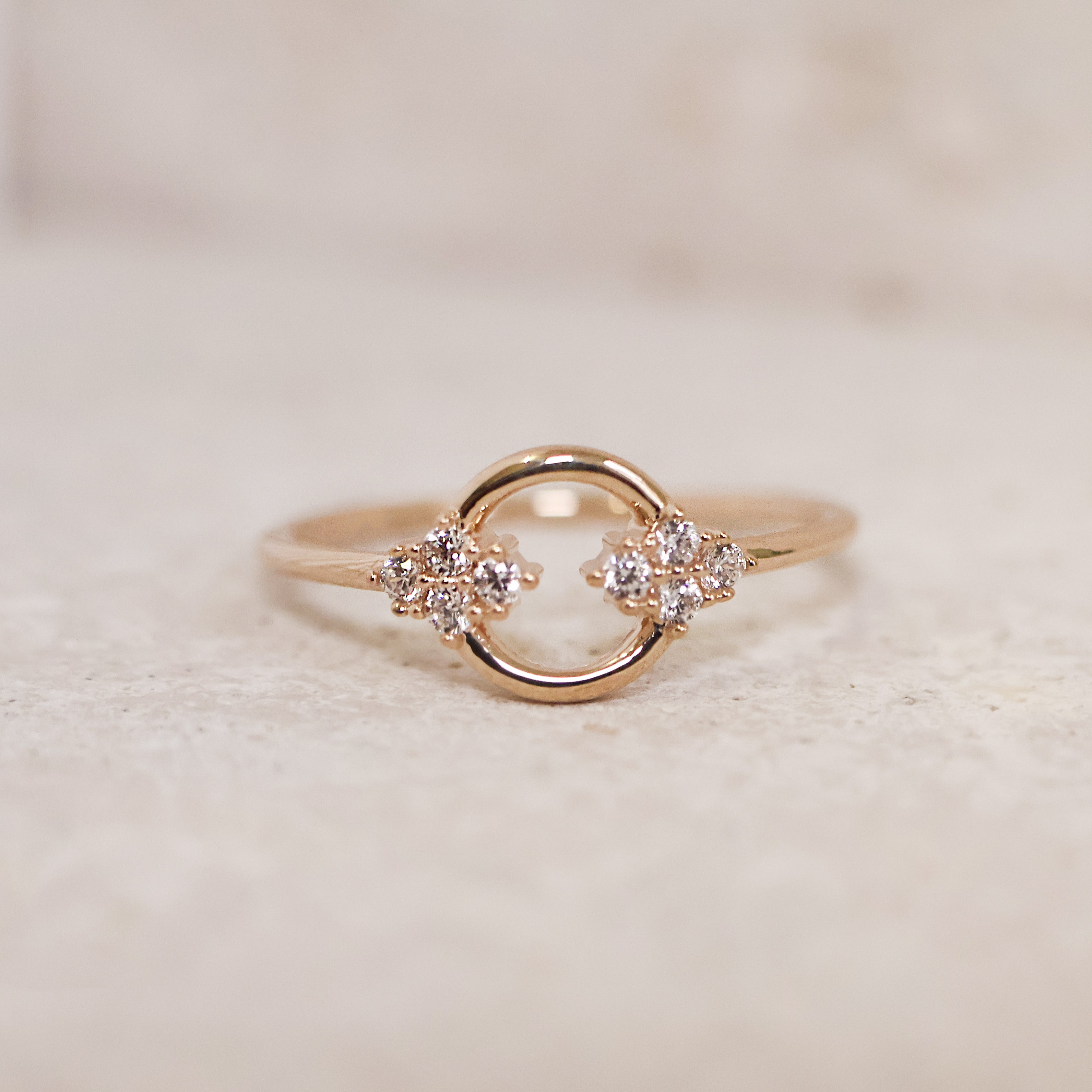 Bague Shana en plaqué or 18K, détails floraux, oxydes de zirconium, bijou raffiné, féminin et intemporel.