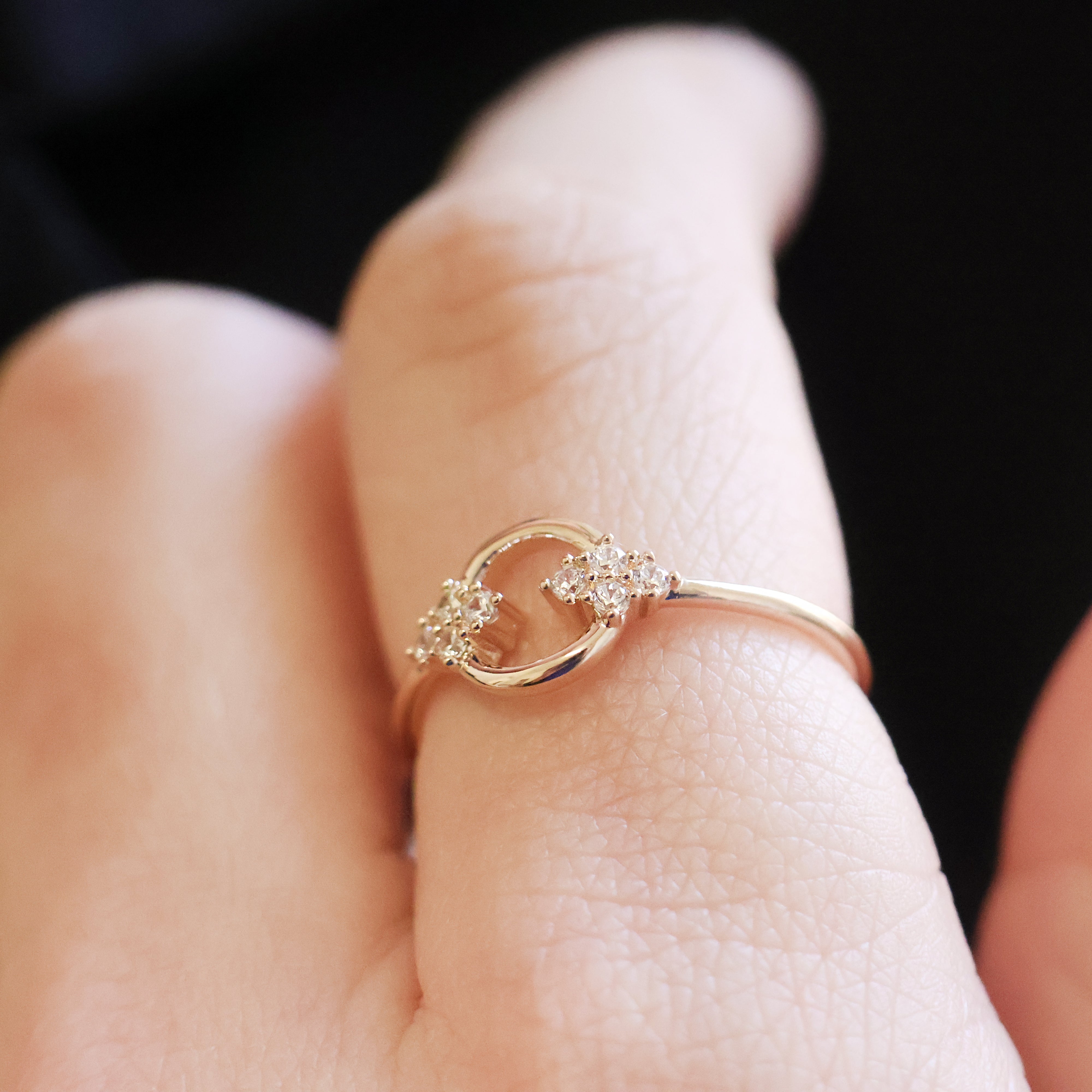 Bague Shana en plaqué or 18K, détails floraux, oxydes de zirconium, bijou raffiné, féminin et intemporel.