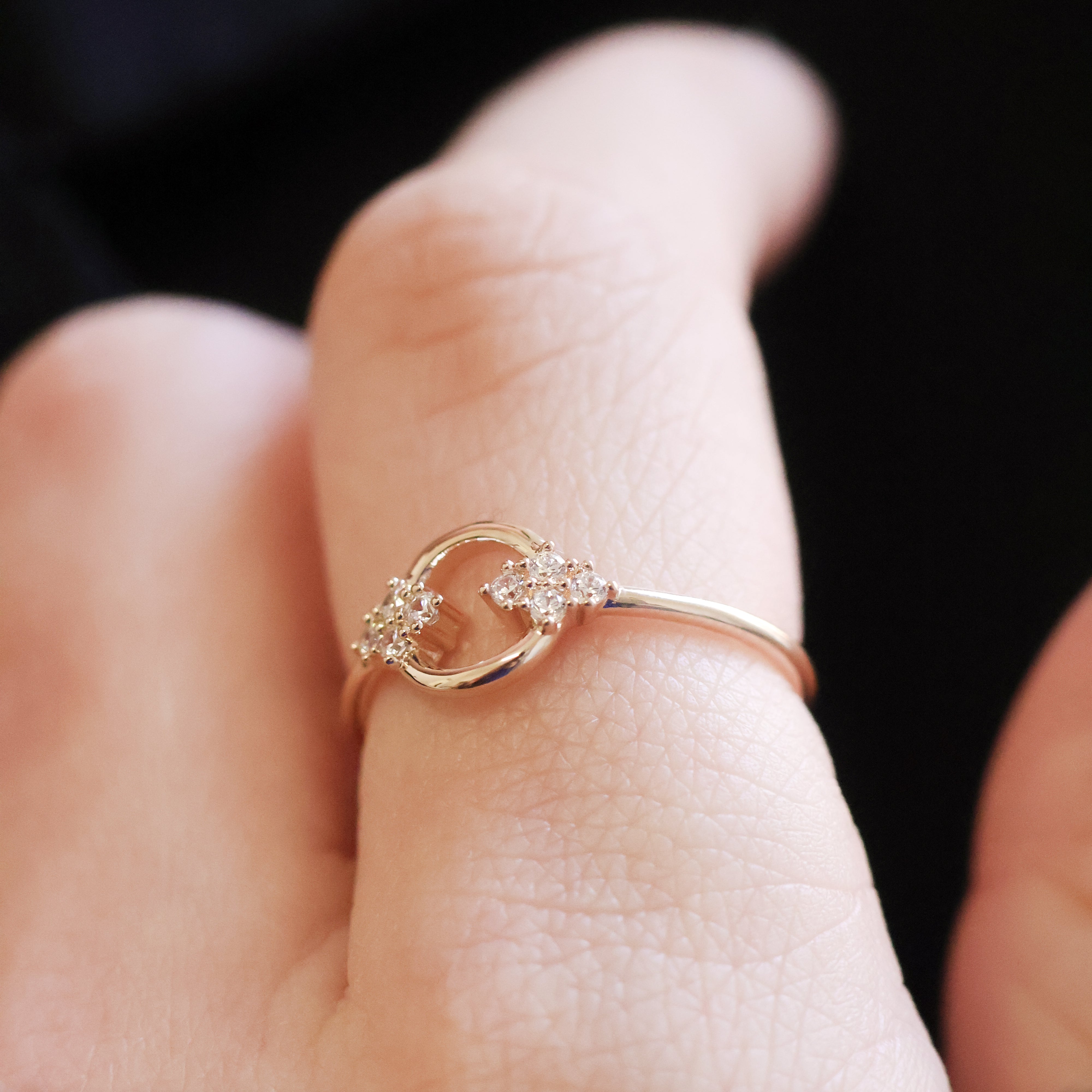 Bague Shana en plaqué or 18K, détails floraux, oxydes de zirconium, bijou raffiné, féminin et intemporel.