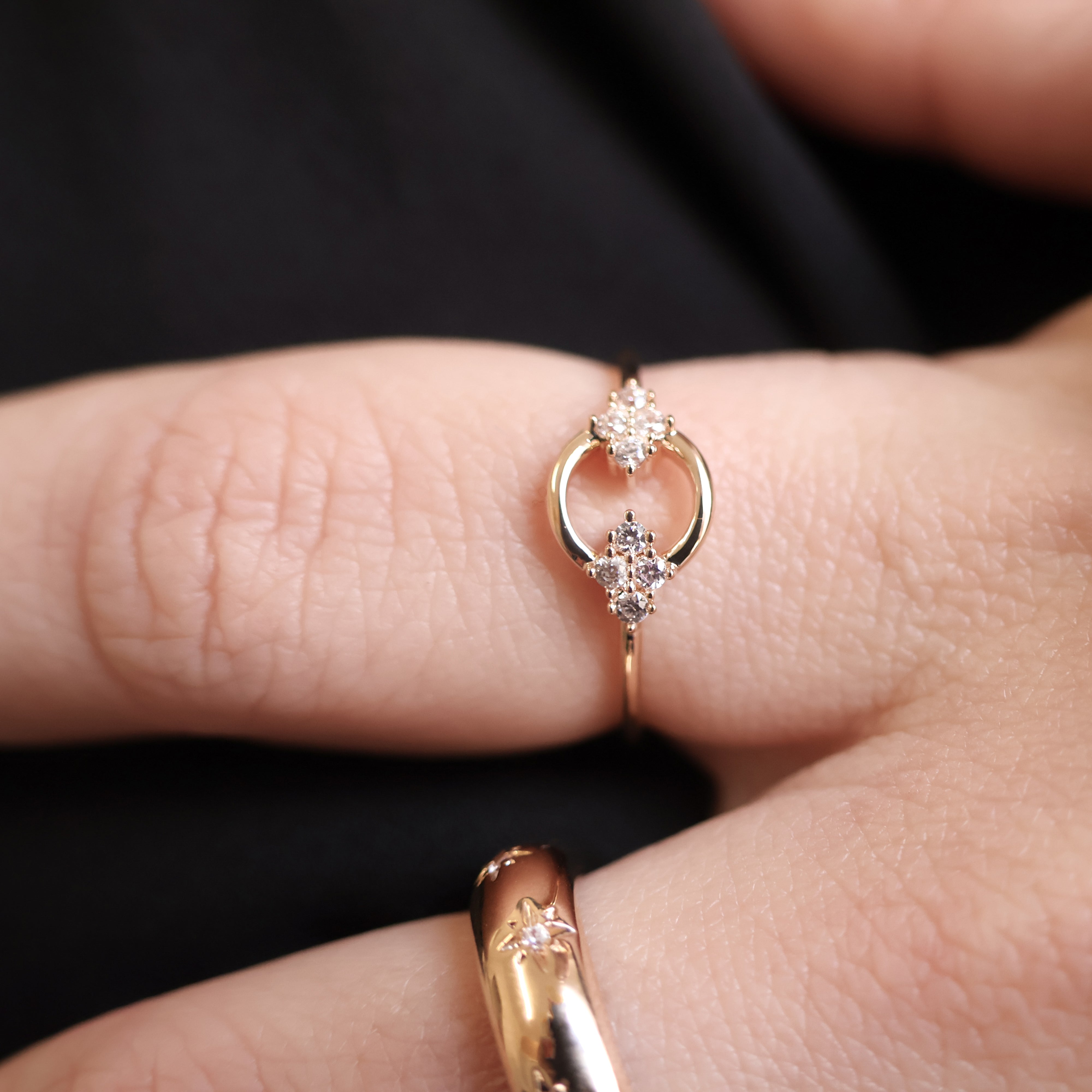 Bague Shana en plaqué or 18K, détails floraux, oxydes de zirconium, bijou raffiné, féminin et intemporel.