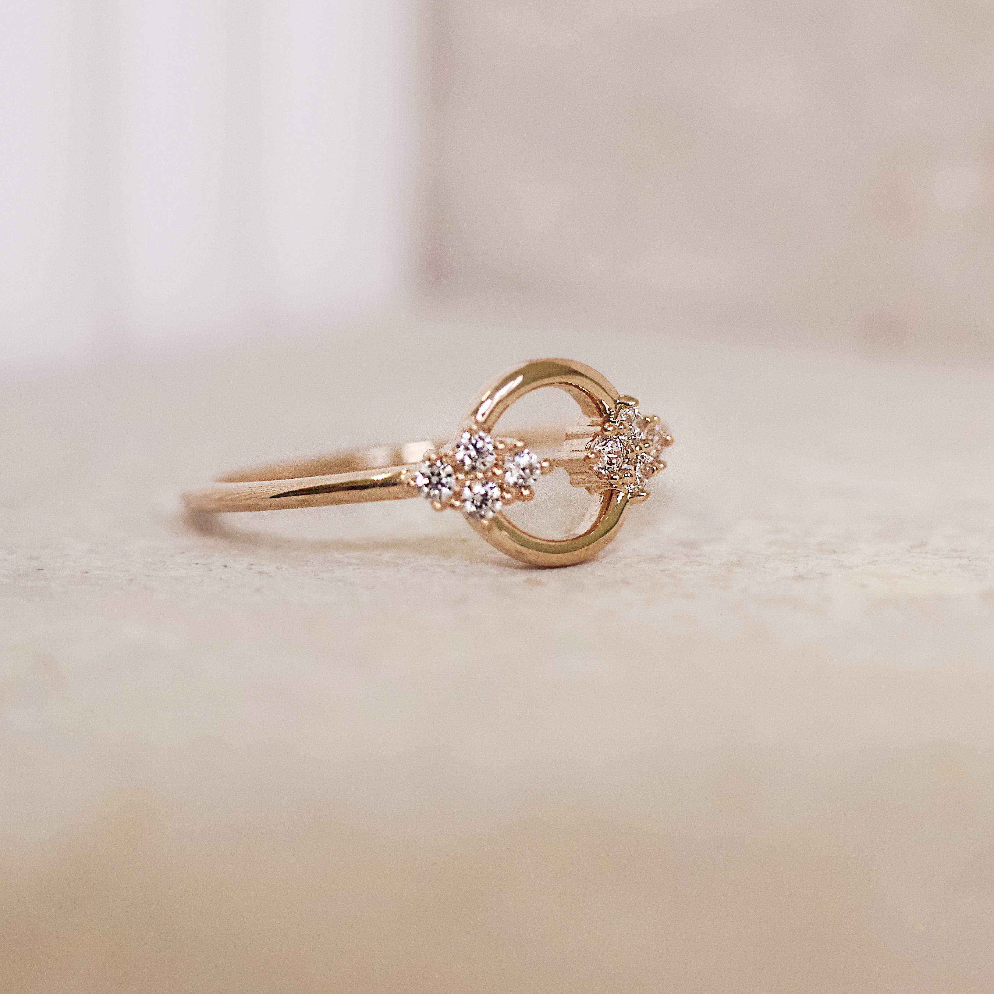 Bague Shana en plaqué or 18K, détails floraux, oxydes de zirconium, bijou raffiné, féminin et intemporel.