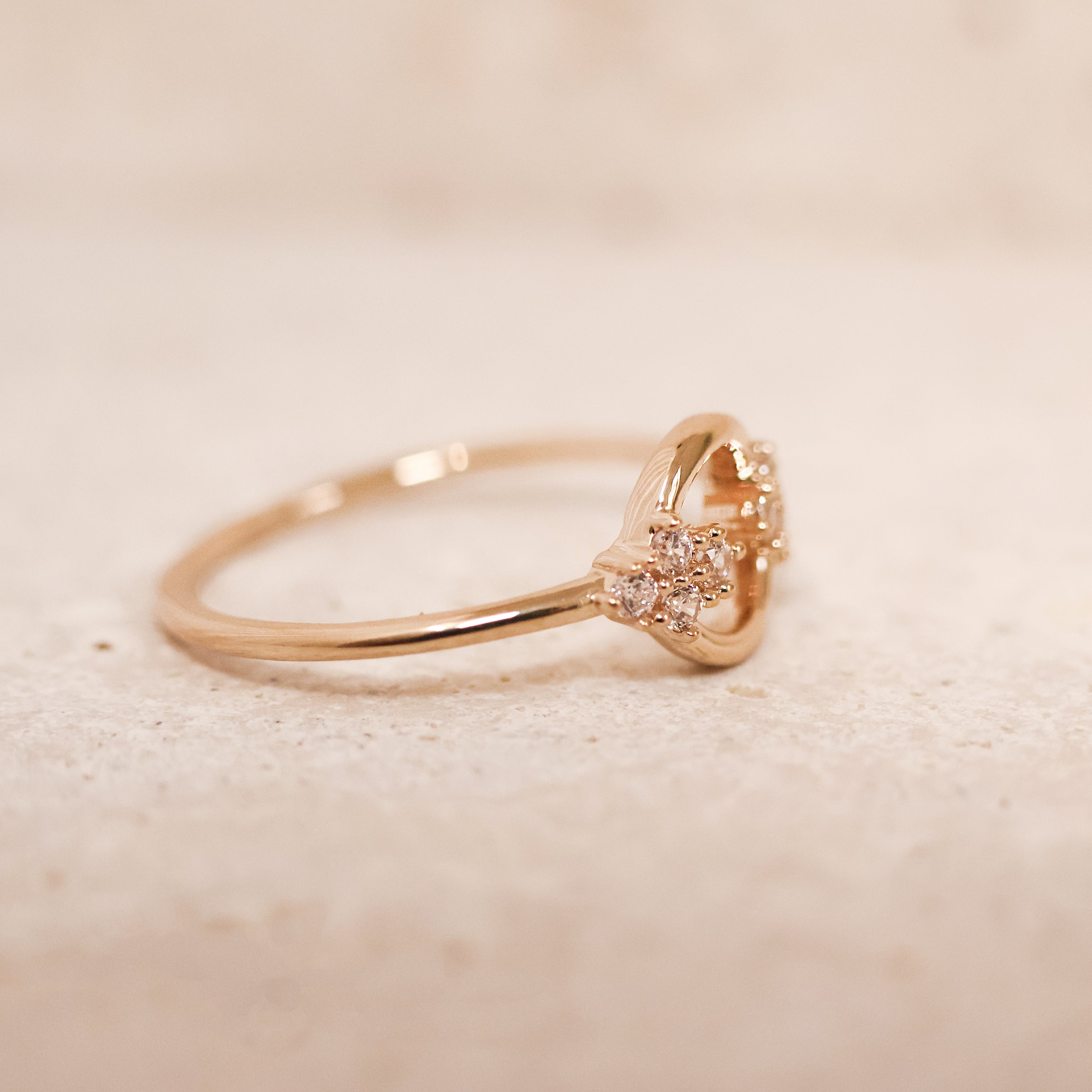 Bague Shana en plaqué or 18K, détails floraux, oxydes de zirconium, bijou raffiné, féminin et intemporel.