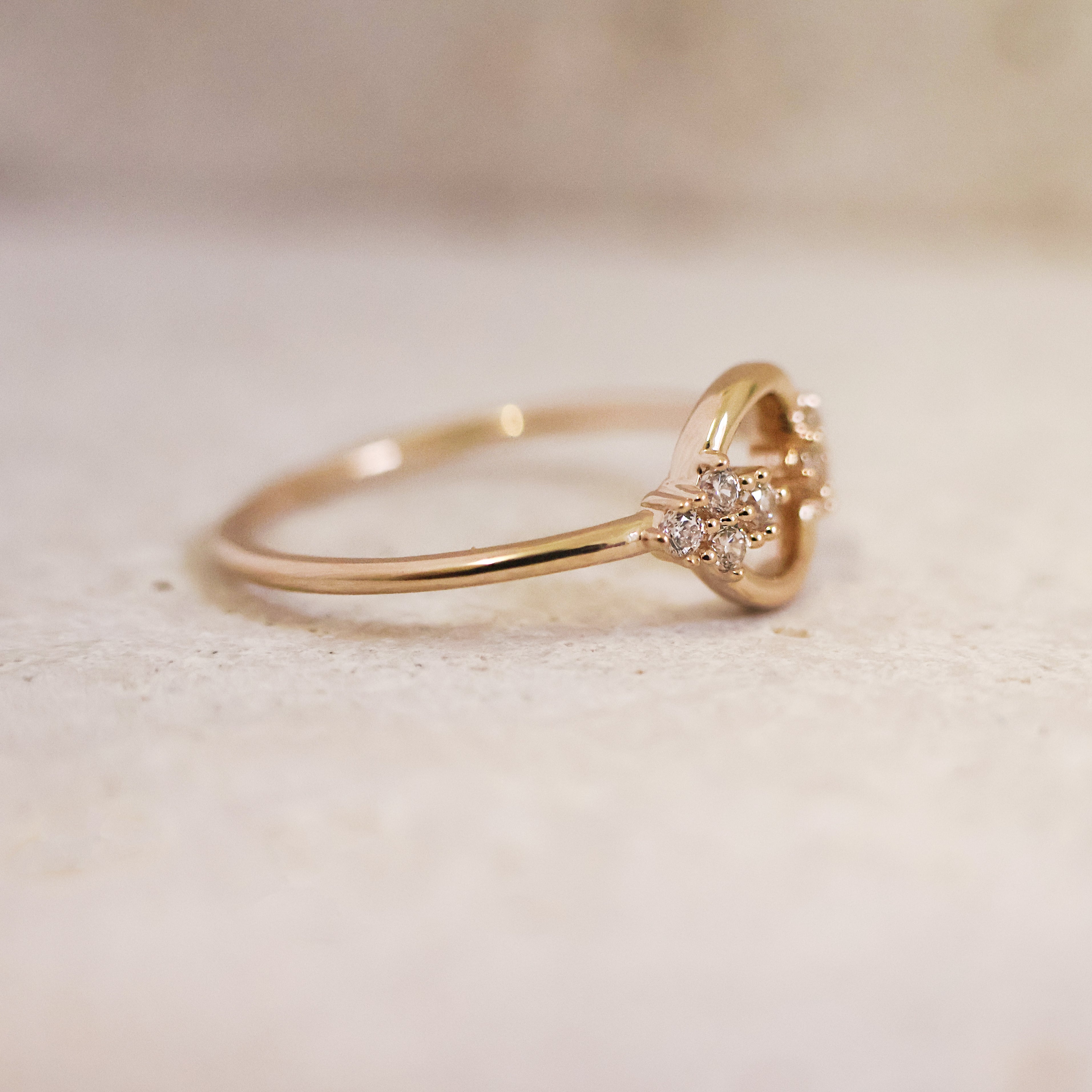 Bague Shana en plaqué or 18K, détails floraux, oxydes de zirconium, bijou raffiné, féminin et intemporel.