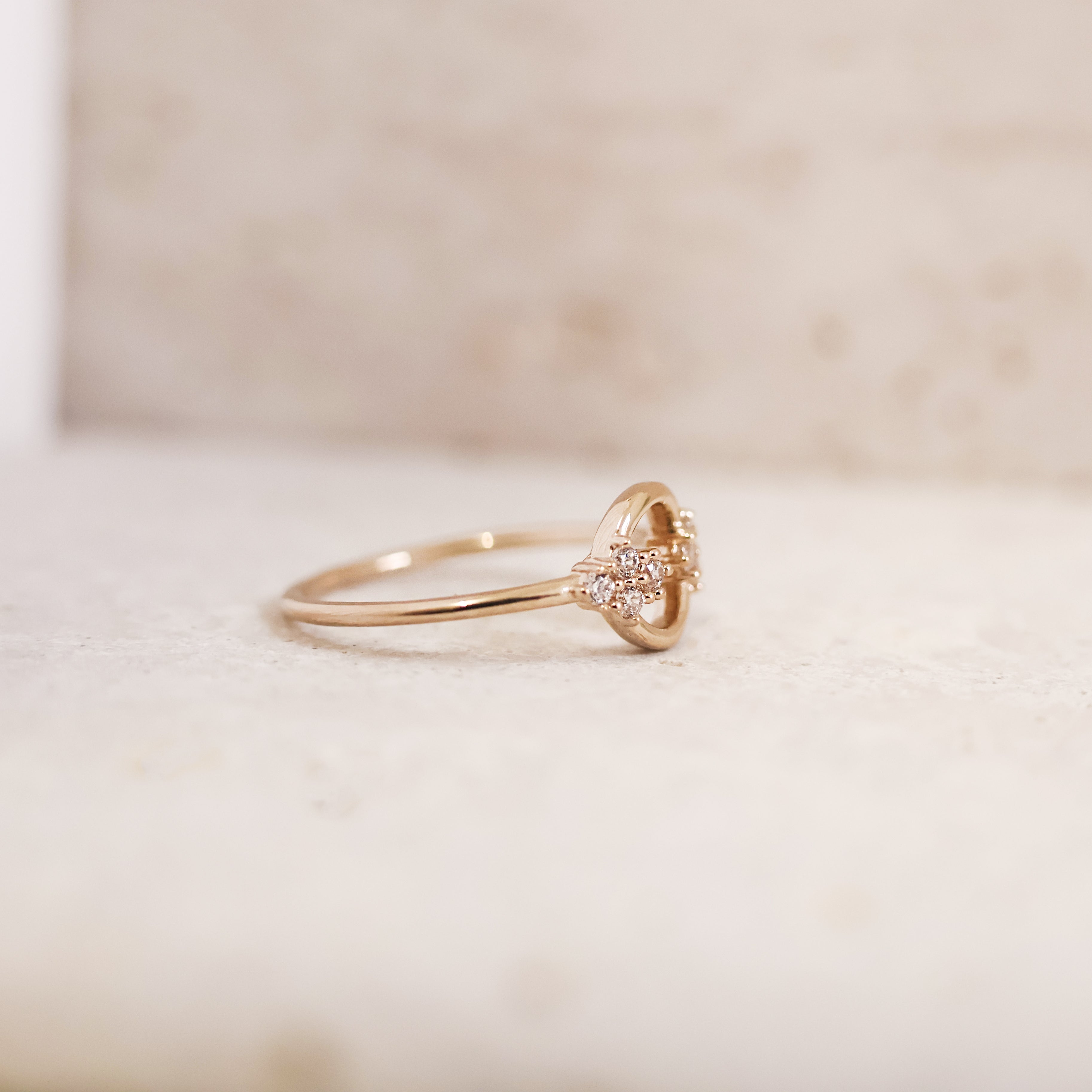 Bague Shana en plaqué or 18K, détails floraux, oxydes de zirconium, bijou raffiné, féminin et intemporel.