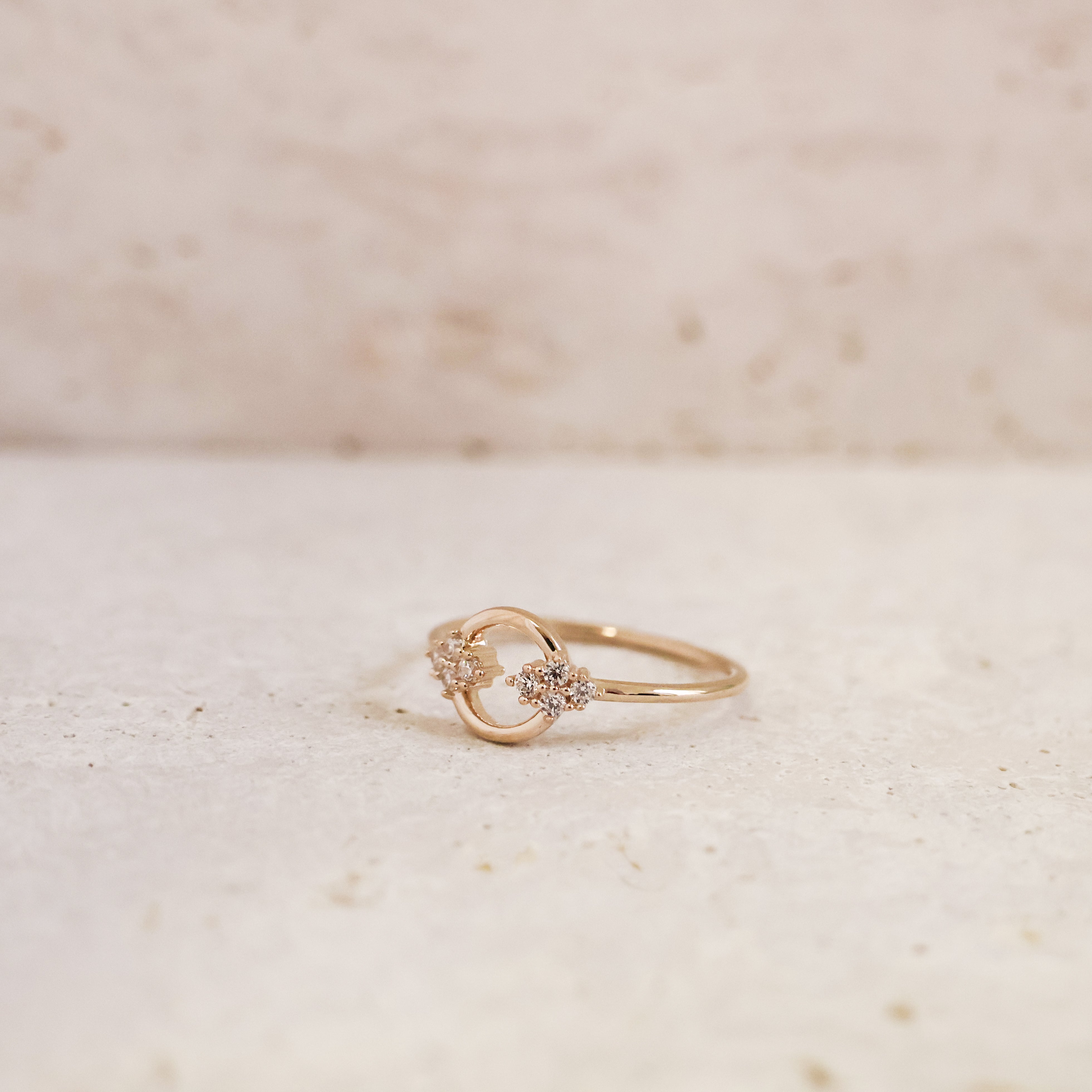 Bague Shana en plaqué or 18K, détails floraux, oxydes de zirconium, bijou raffiné, féminin et intemporel.