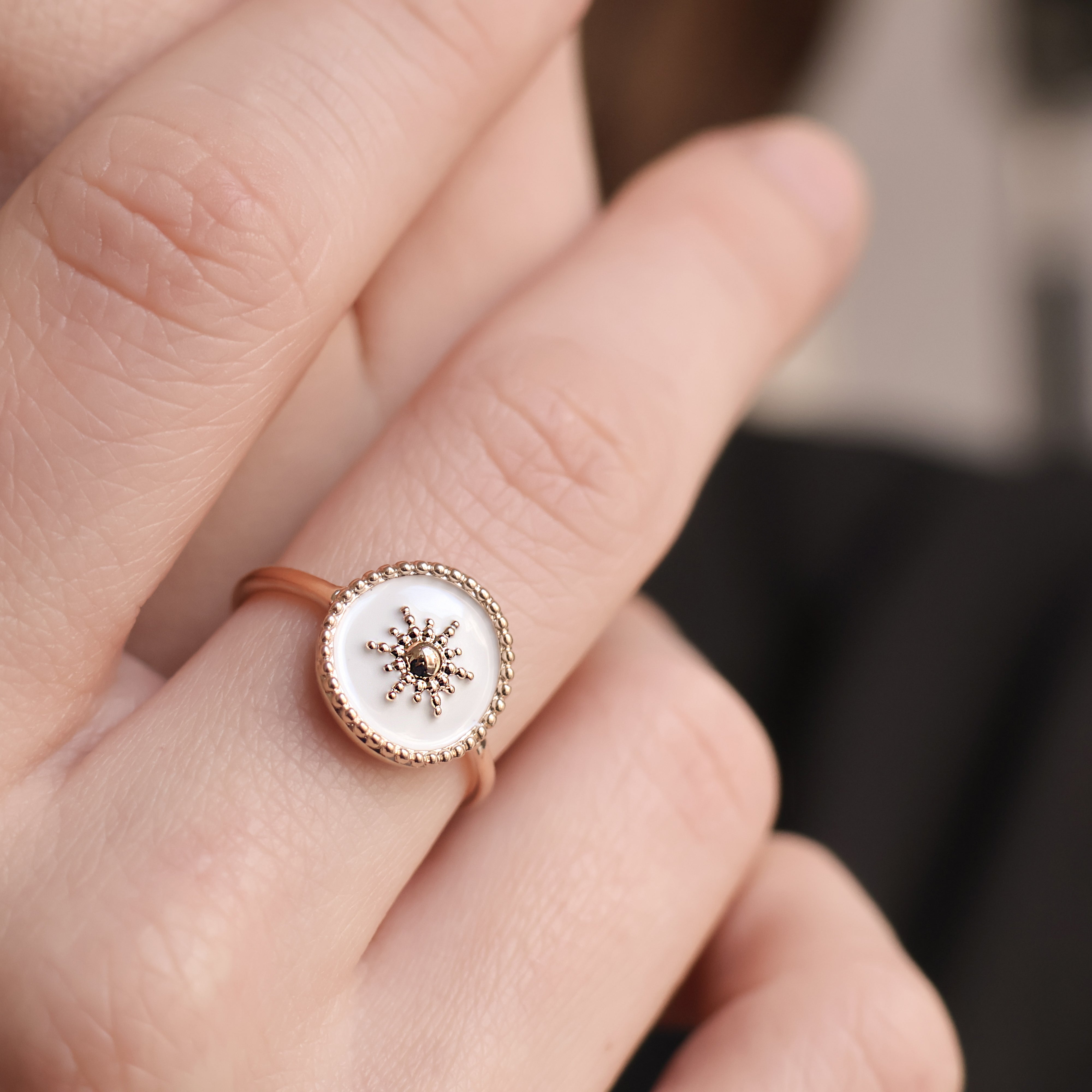 Bague Akaora en plaqué or 18K, laque blanche, motif soleil, bijou raffiné et sophistiqué Joyamada.