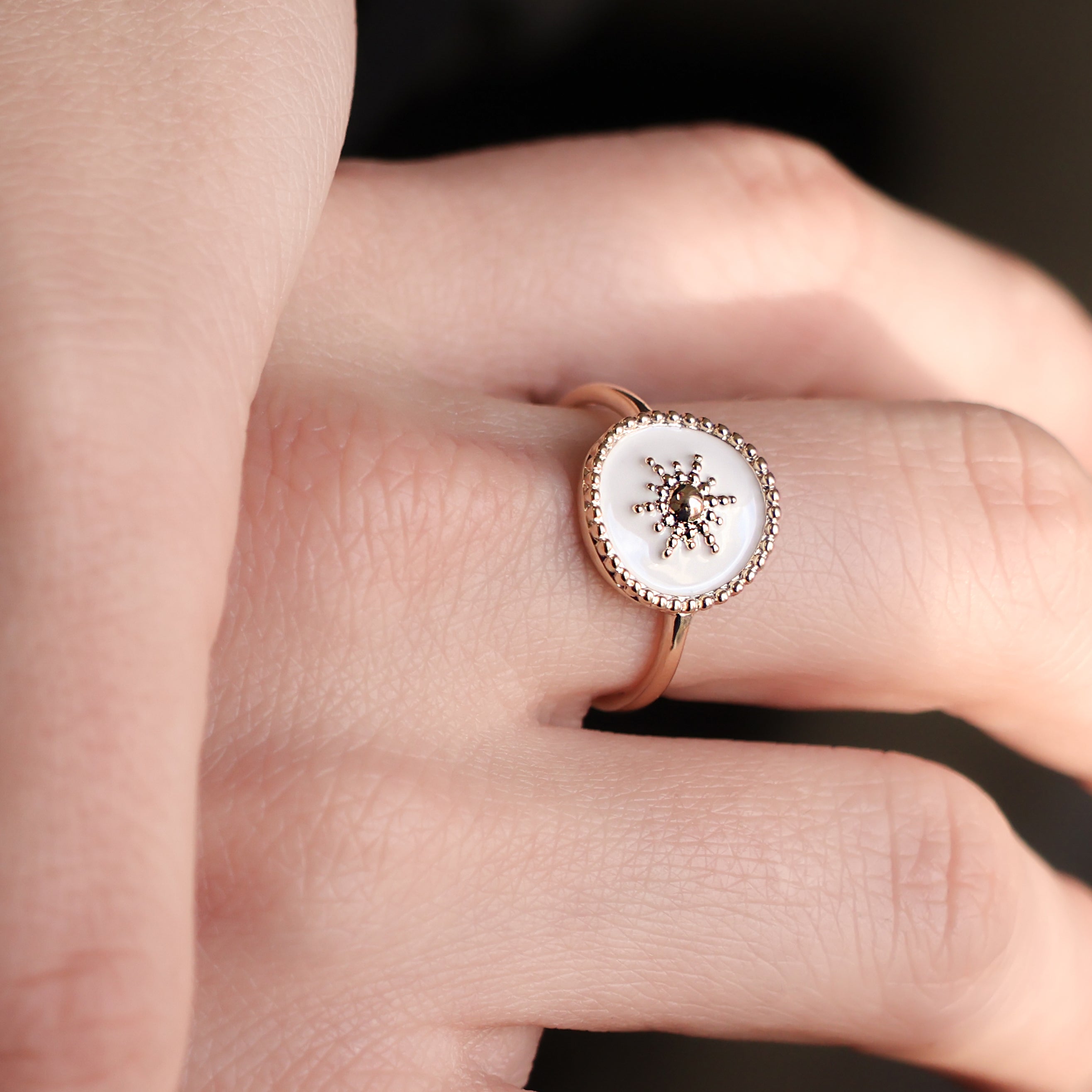 Bague Akaora en plaqué or 18K, laque blanche, motif soleil, bijou raffiné et sophistiqué Joyamada.