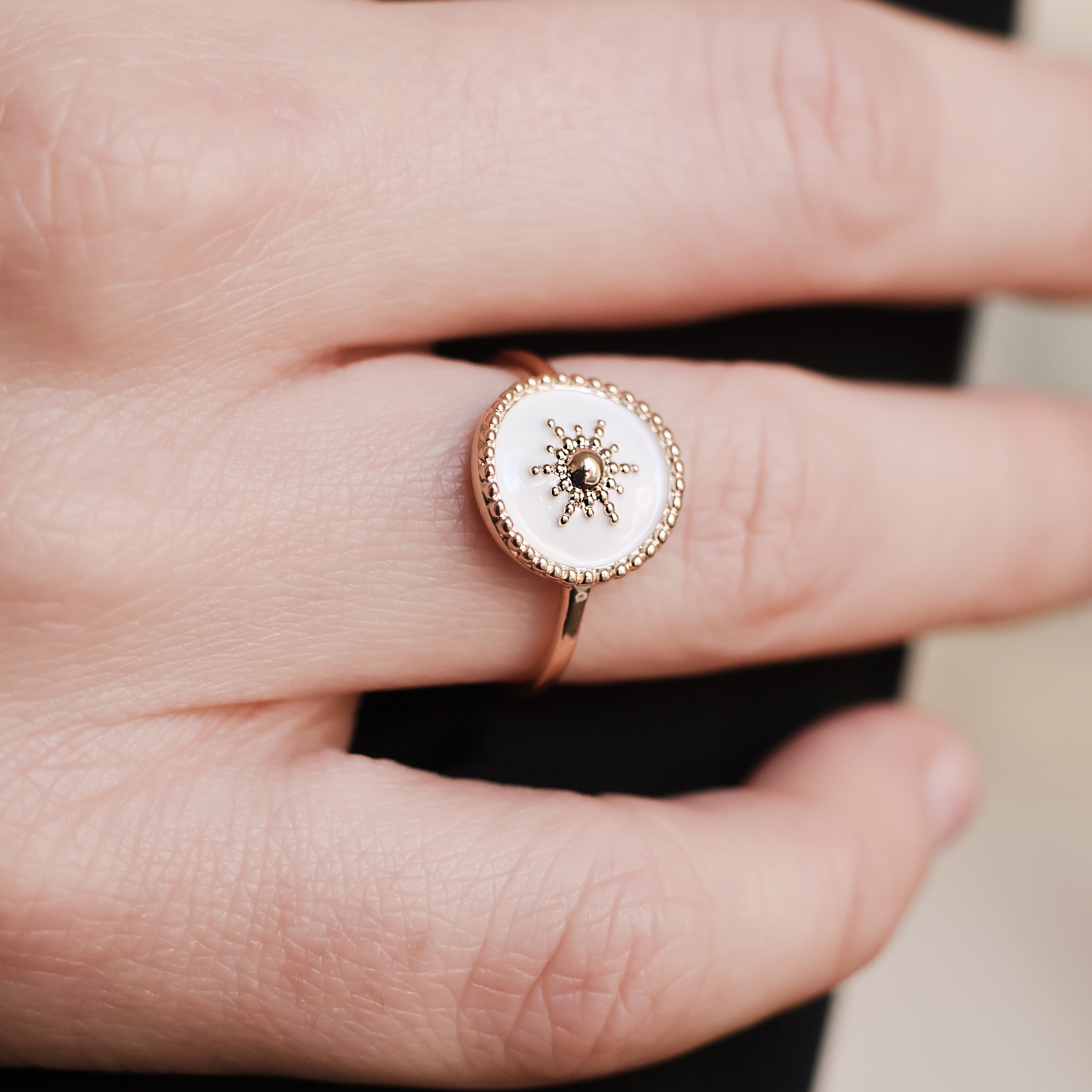 Bague Akaora en plaqué or 18K, laque blanche, motif soleil, bijou raffiné et sophistiqué Joyamada.