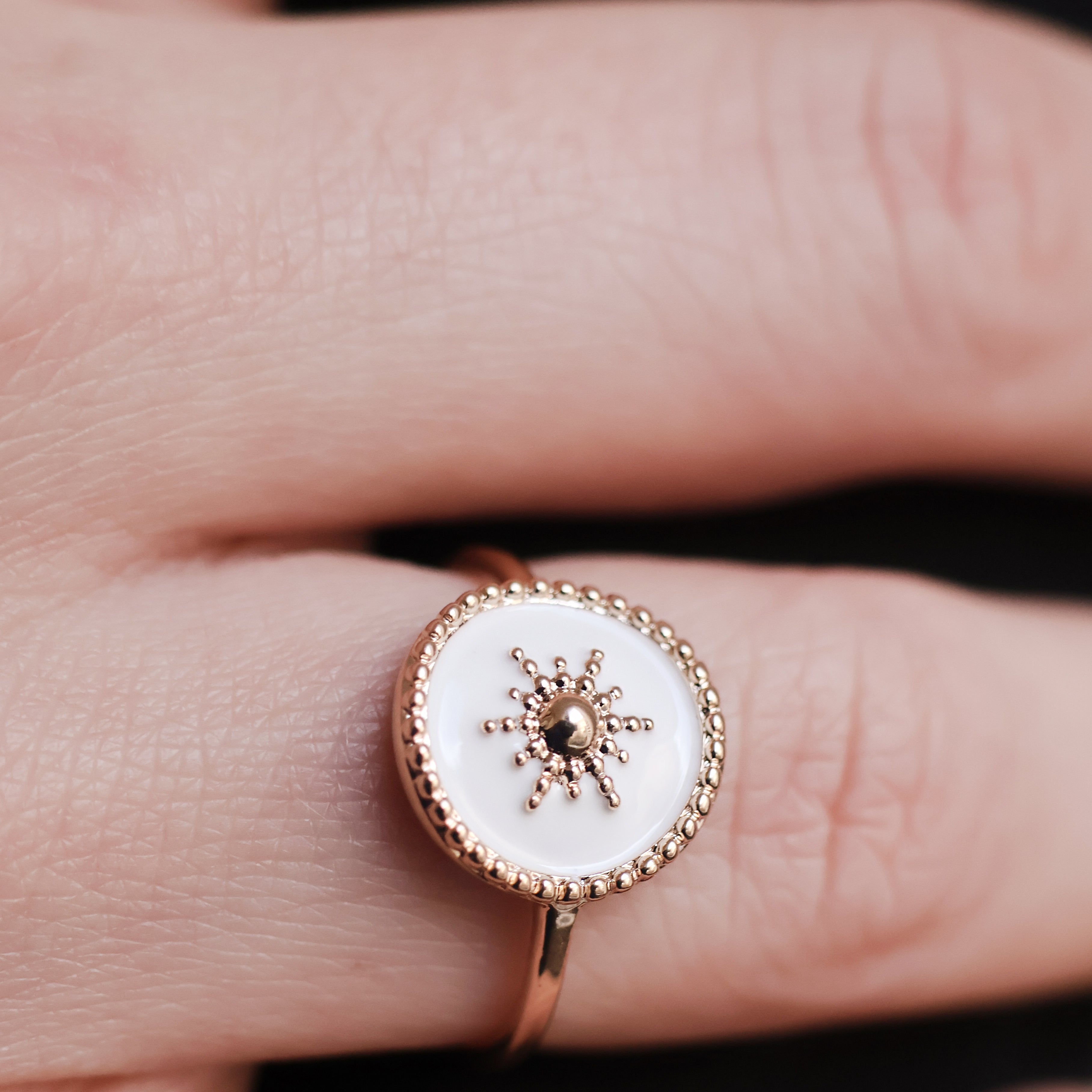 Bague Akaora en plaqué or 18K, laque blanche, motif soleil, bijou raffiné et sophistiqué Joyamada.