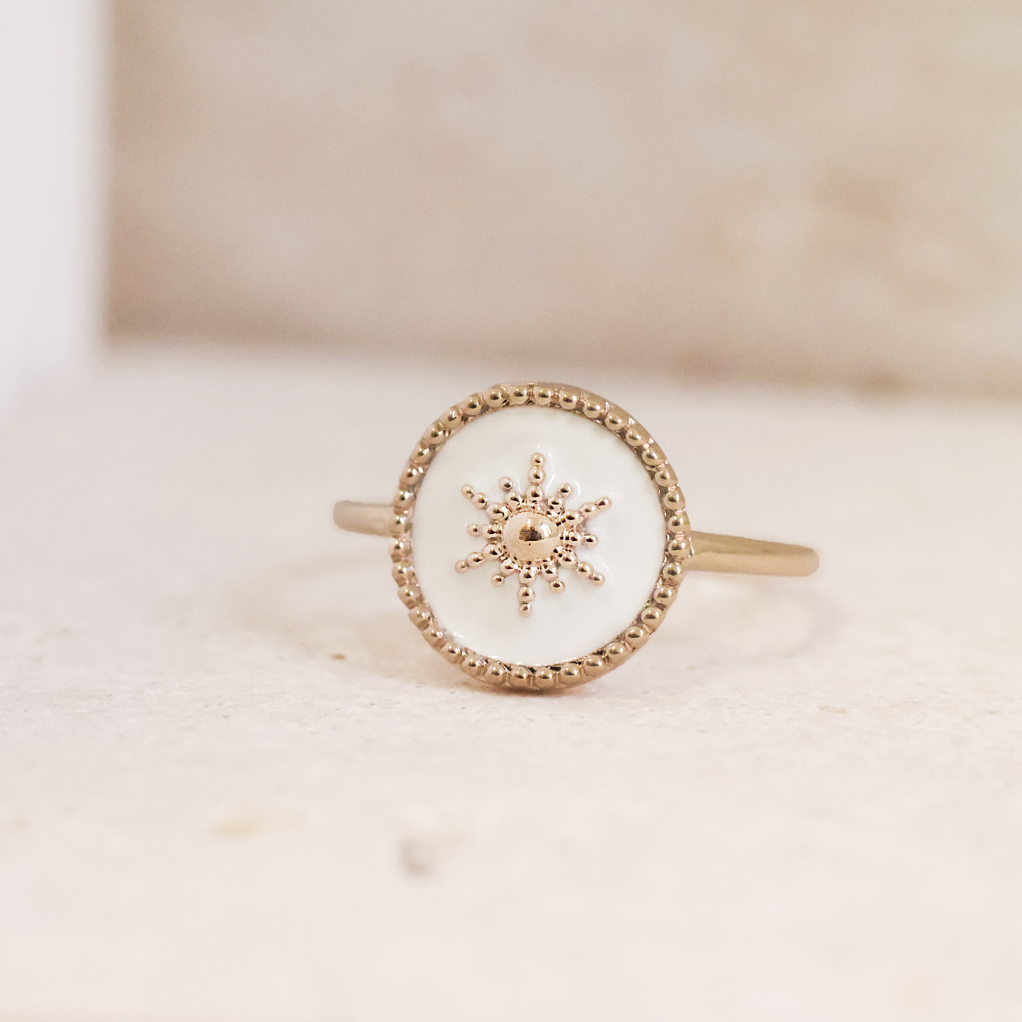 Bague Akaora en plaqué or 18K, laque blanche, motif soleil, bijou raffiné et sophistiqué Joyamada.