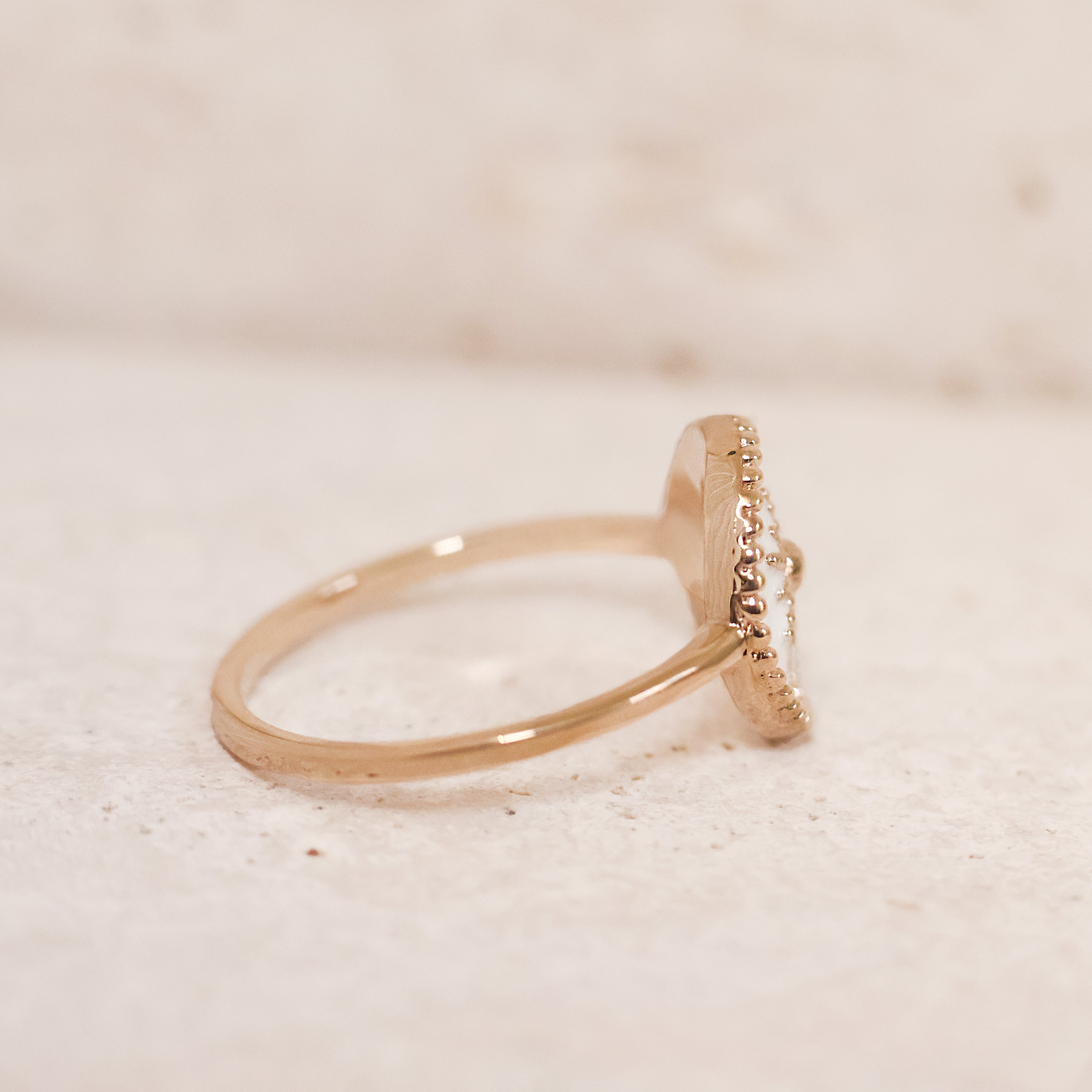 Bague Akaora en plaqué or 18K, laque blanche, motif soleil, bijou raffiné et sophistiqué Joyamada.