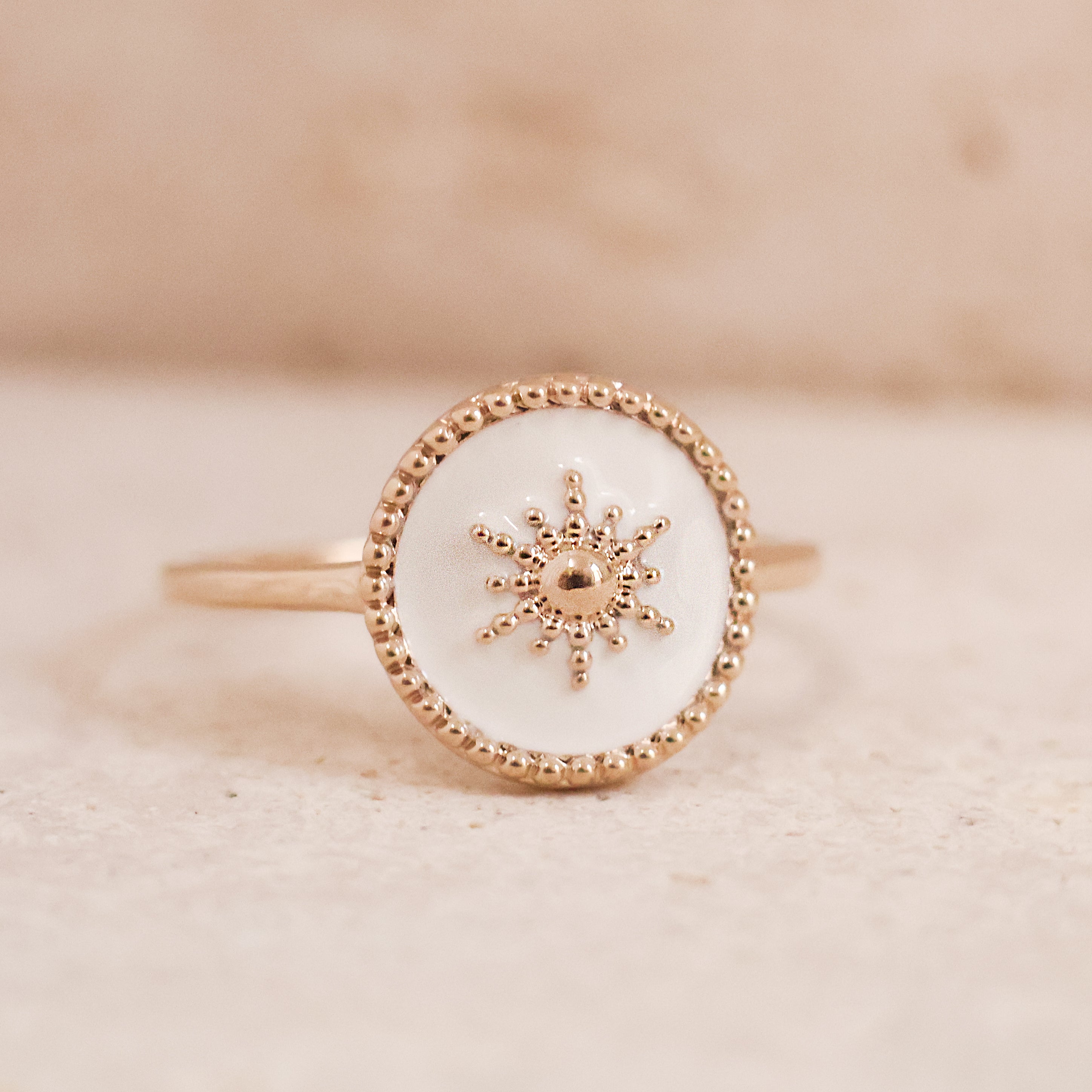 Bague Akaora en plaqué or 18K, laque blanche, motif soleil, bijou raffiné et sophistiqué Joyamada.