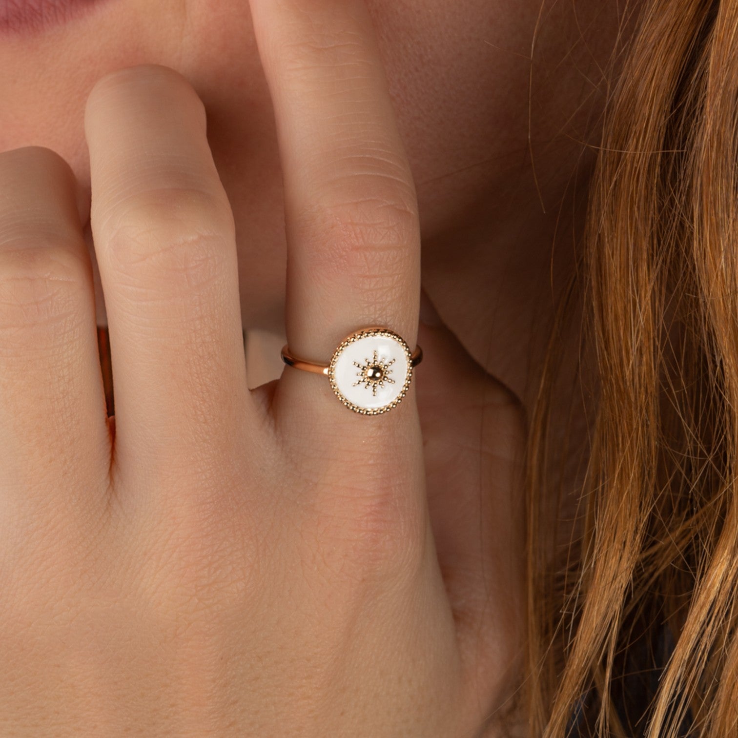 Bague Akaora en plaqué or 18K, laque blanche, motif soleil, bijou raffiné et sophistiqué Joyamada.