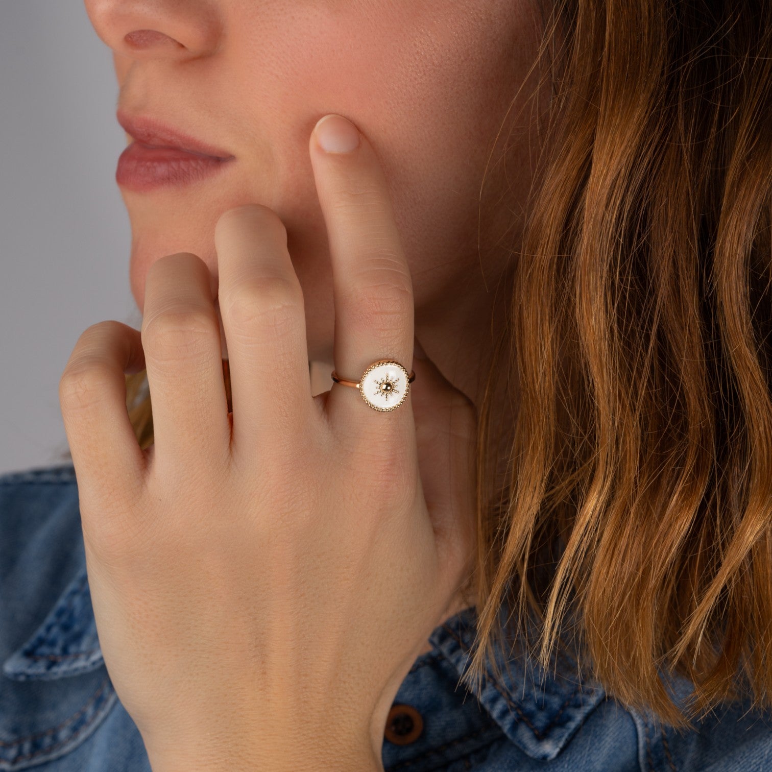 Bague Akaora en plaqué or 18K, laque blanche, motif soleil, bijou raffiné et sophistiqué Joyamada.