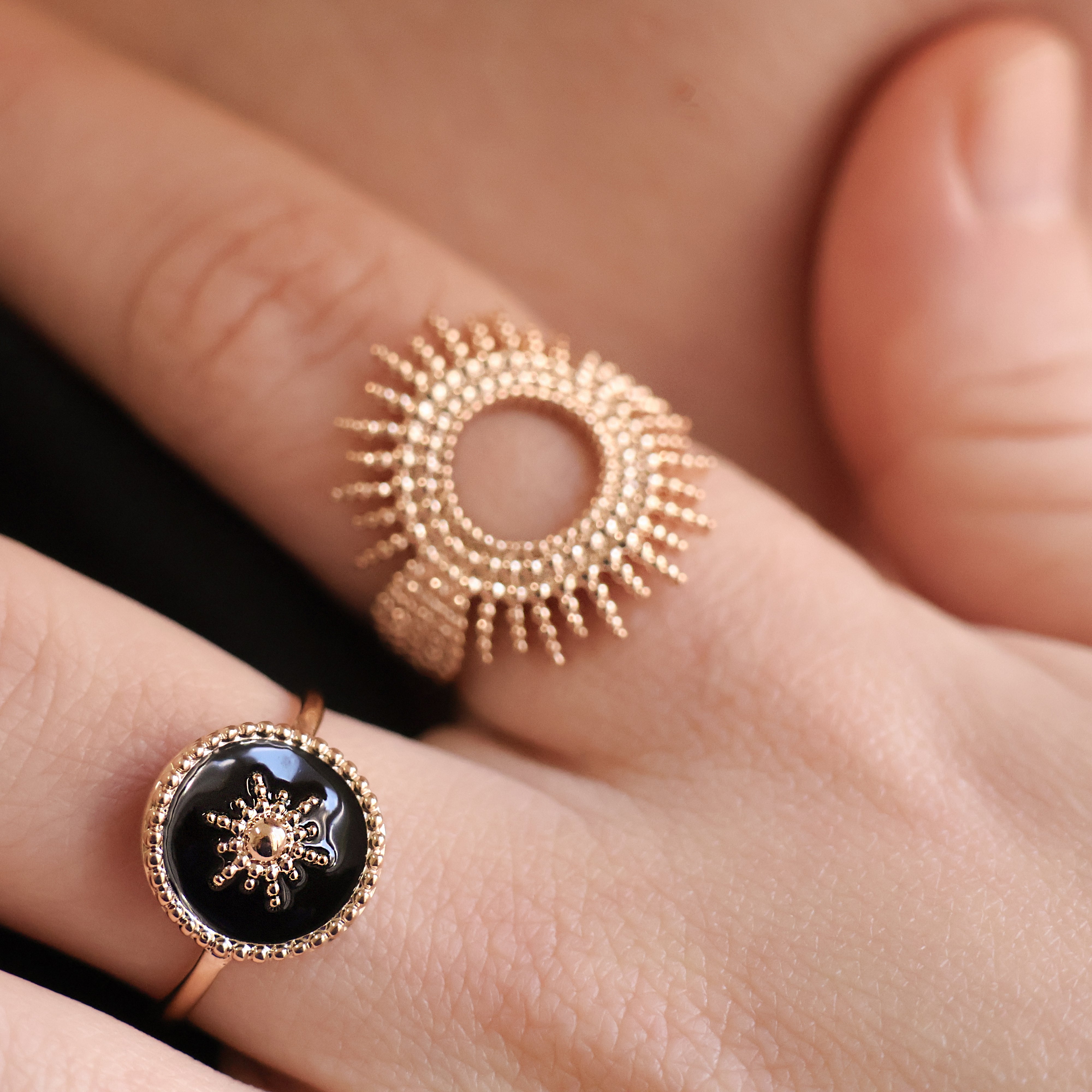 Bague Akaora en plaqué or 18K, laque noire, motif soleil, bijou raffiné et élégant Joyamada.