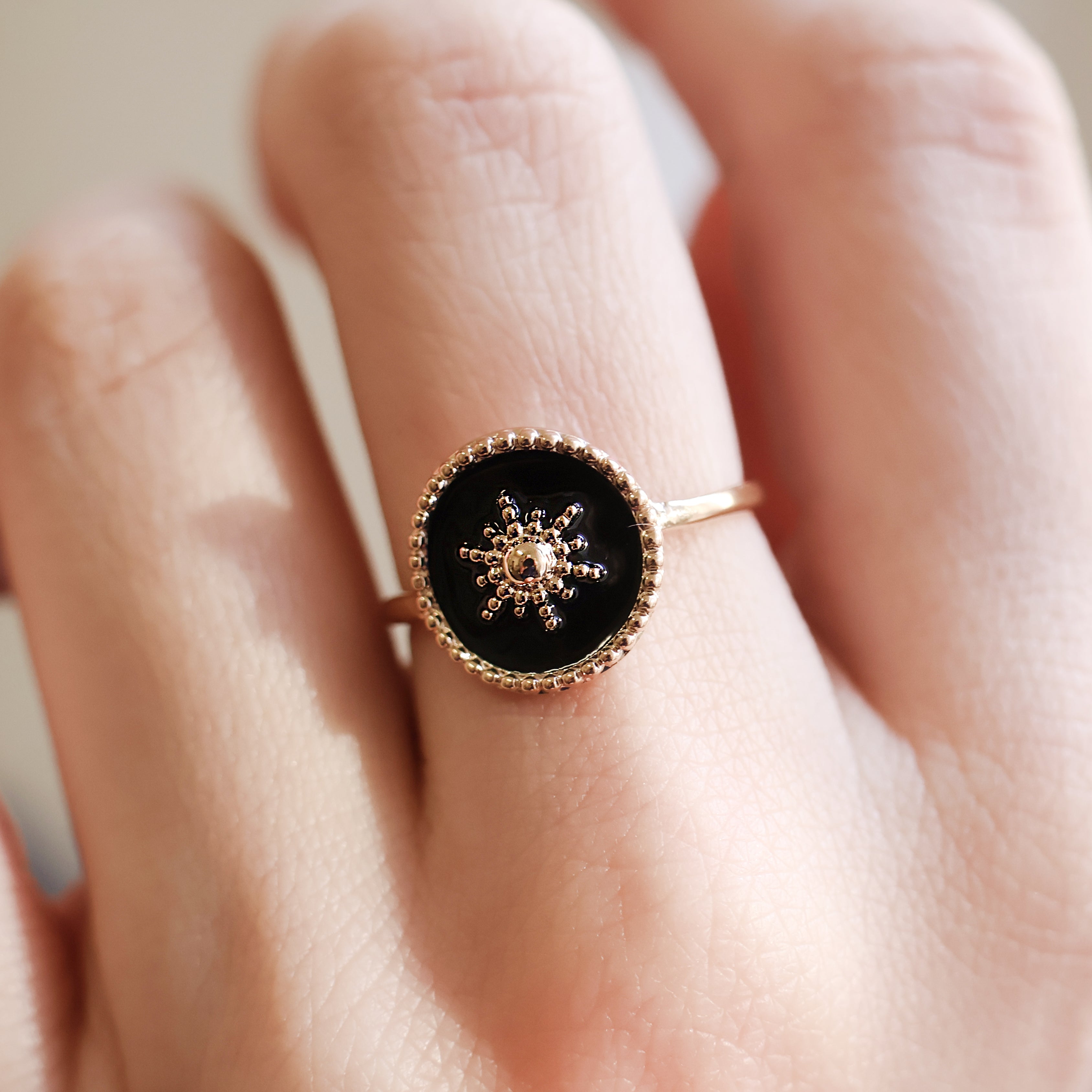 Bague Akaora en plaqué or 18K, laque noire, motif soleil, bijou raffiné et élégant Joyamada.