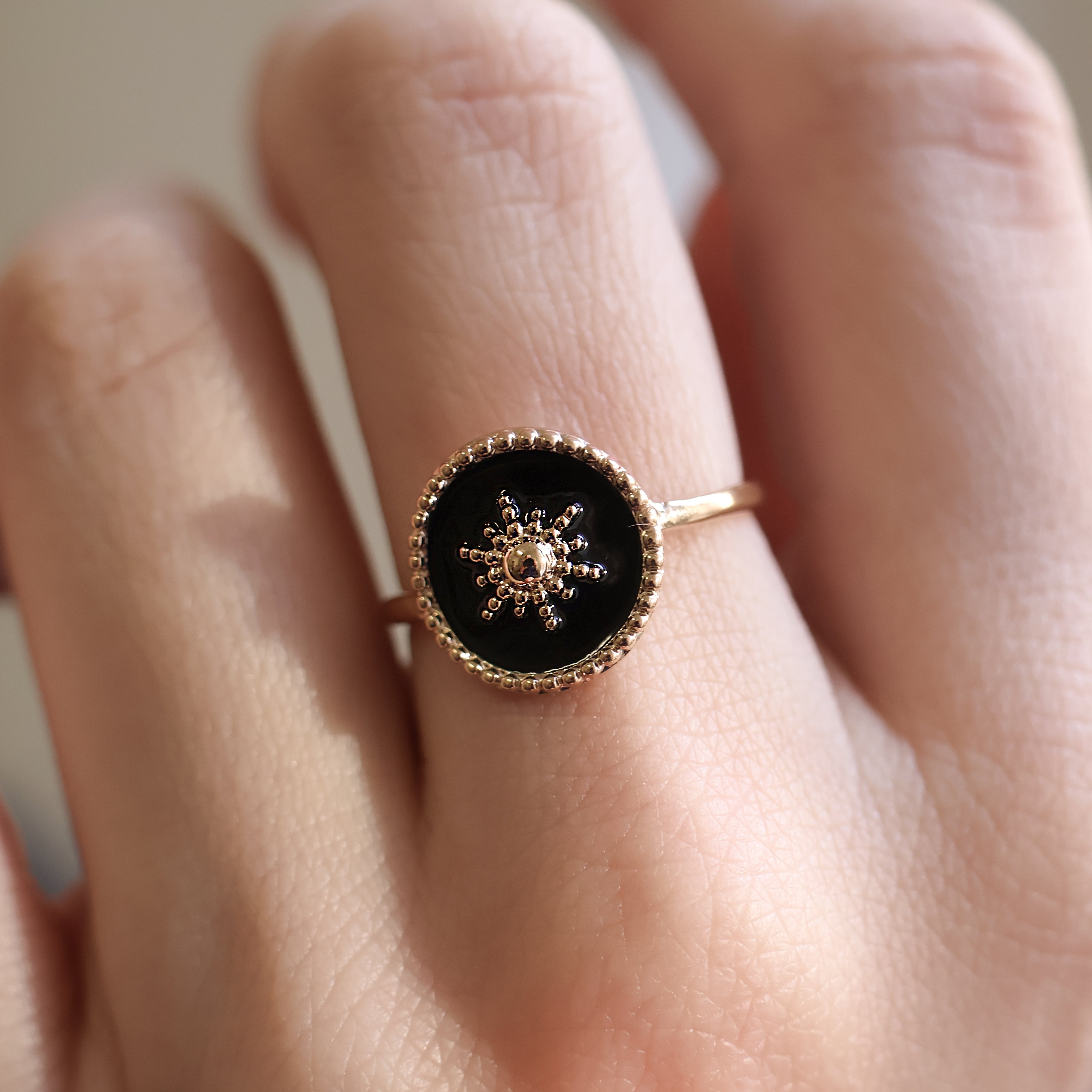 Bague Akaora en plaqué or 18K, laque noire, motif soleil, bijou raffiné et élégant Joyamada.