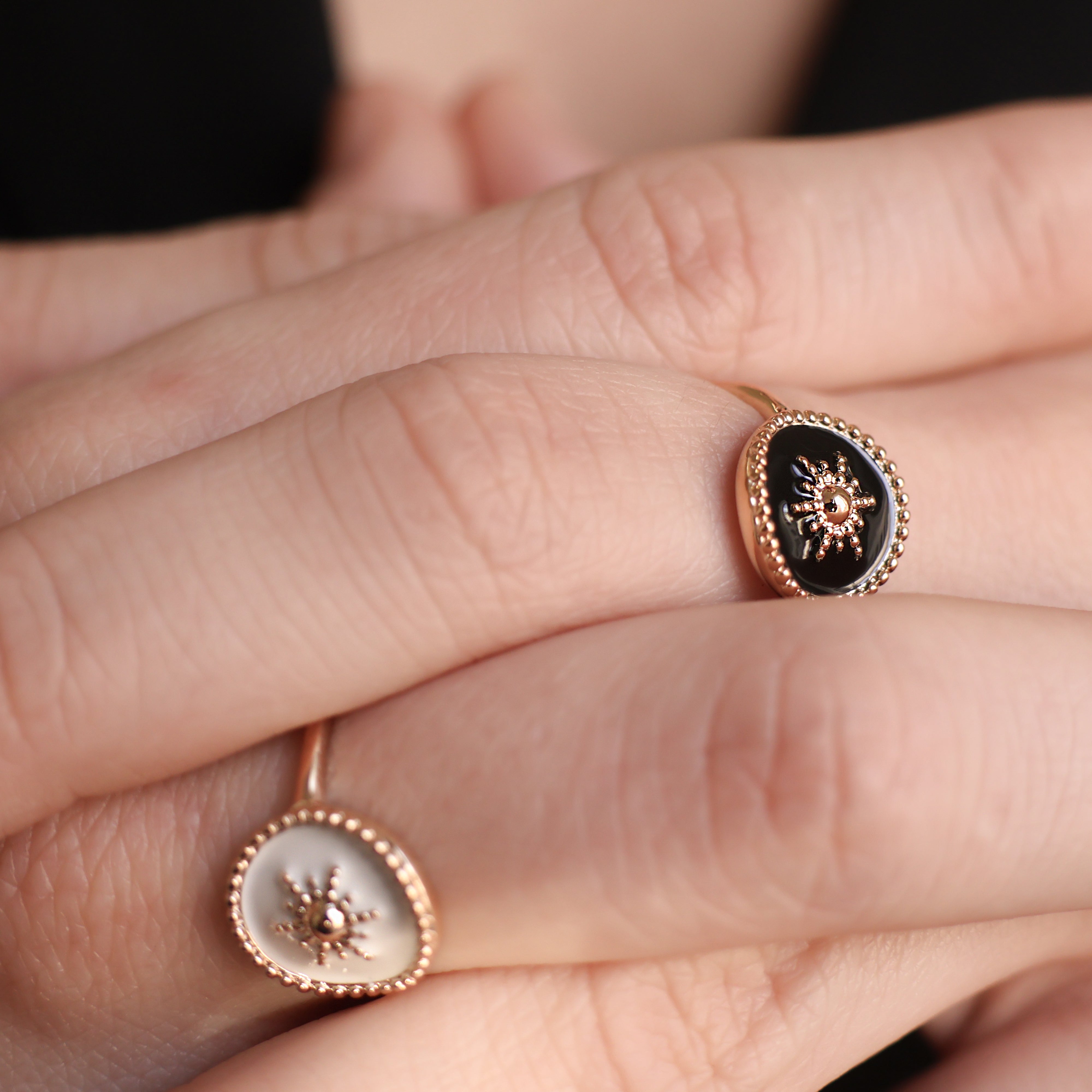 Bague Akaora en plaqué or 18K, laque noire ou blanc, motif soleil, bijou Joyamada.