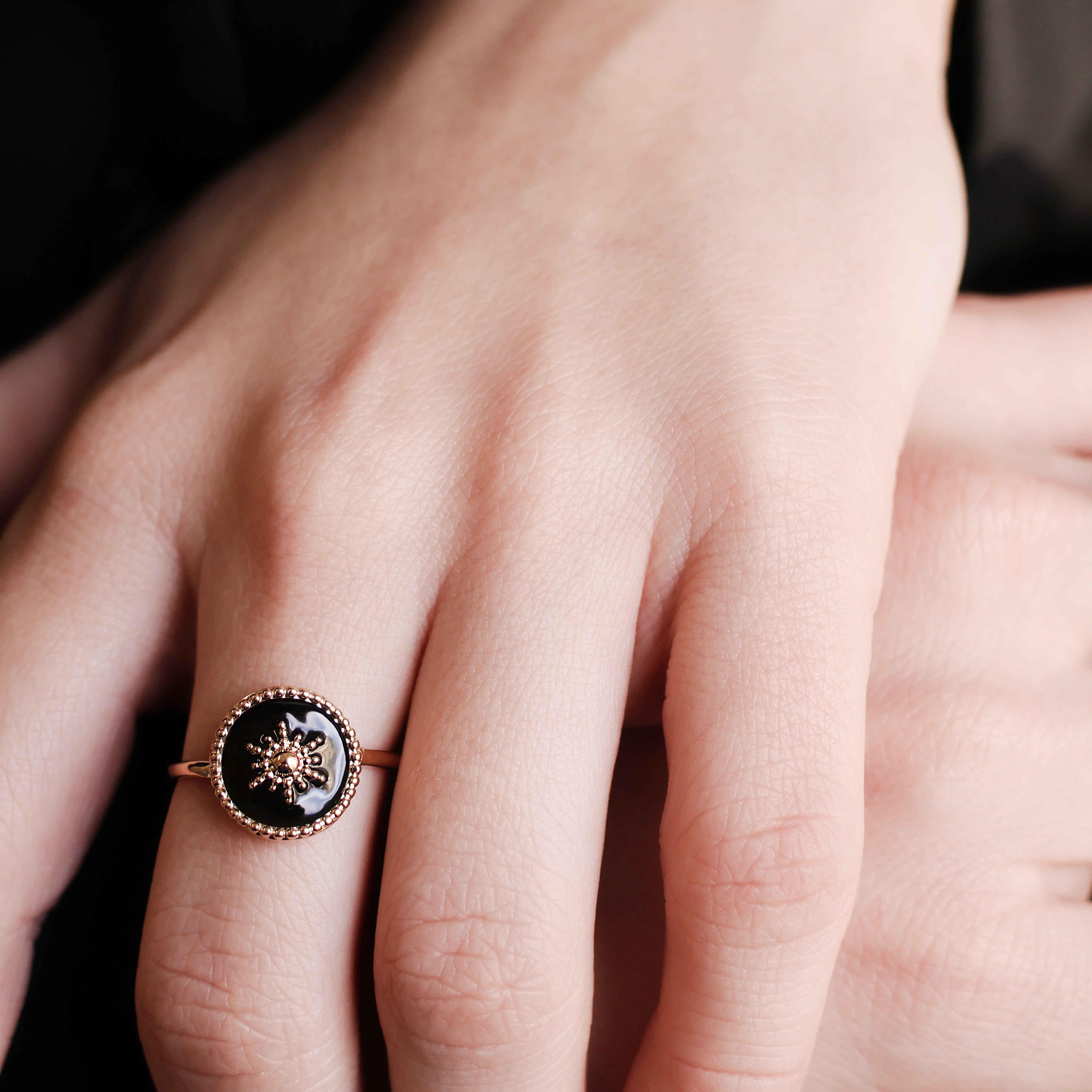 Bague Akaora en plaqué or 18K, laque noire, motif soleil, bijou raffiné et élégant Joyamada.