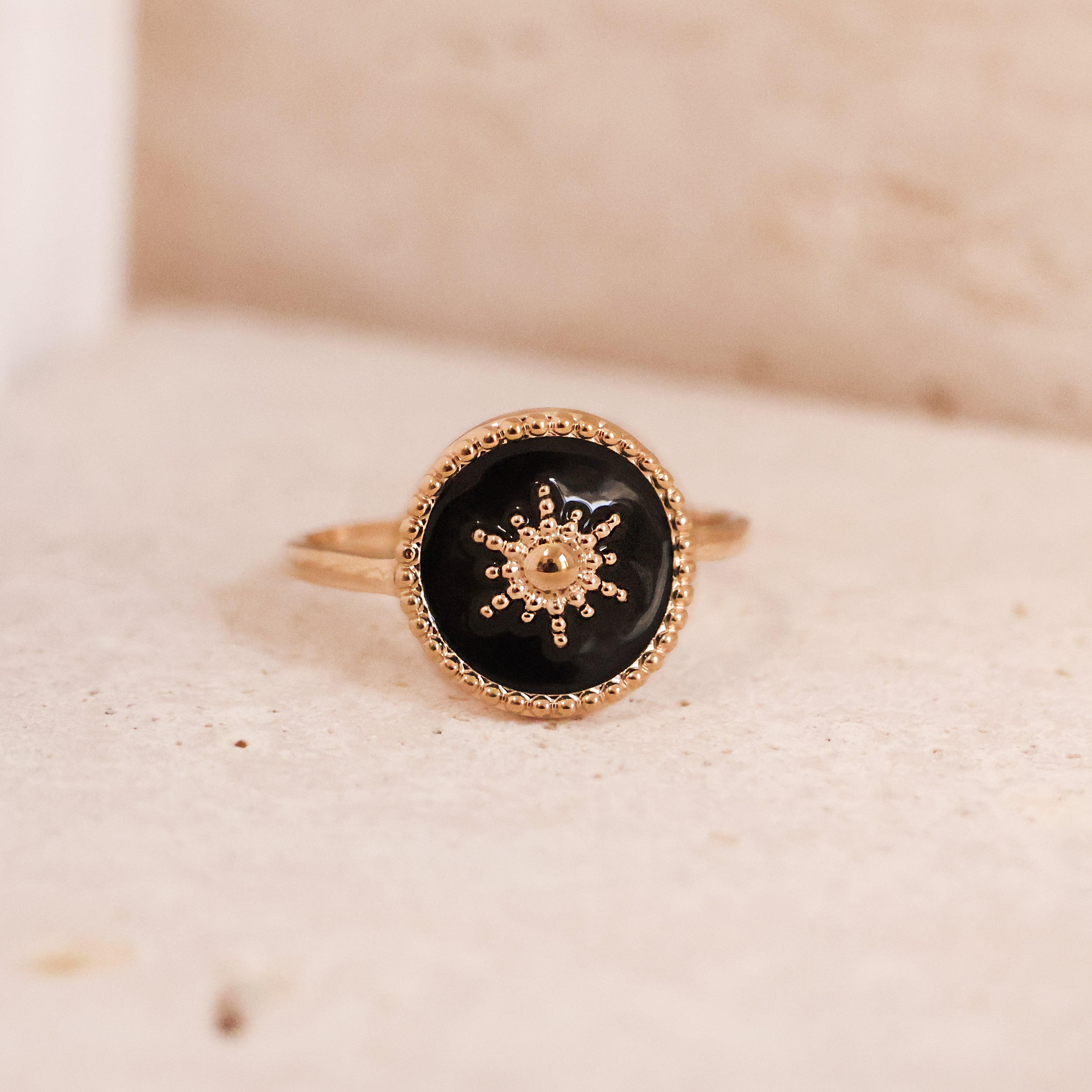 Bague Akaora en plaqué or 18K, laque noire, motif soleil, bijou raffiné et élégant Joyamada.