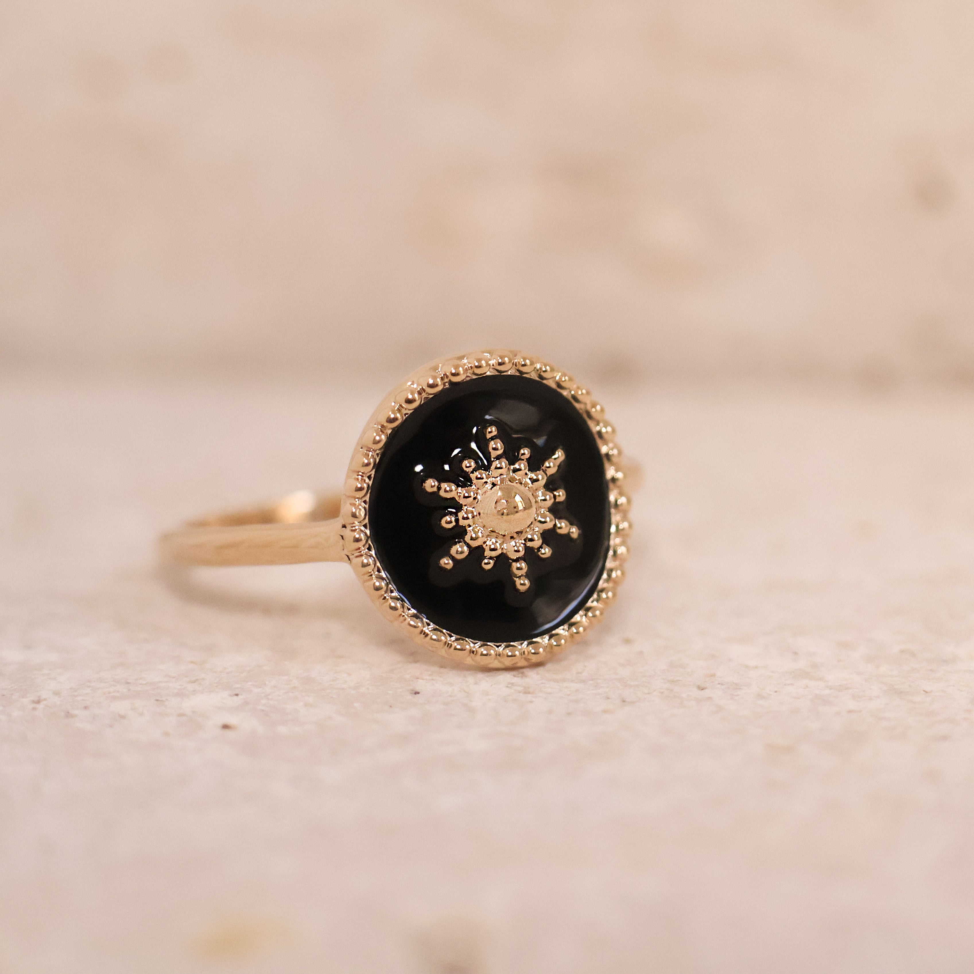 Bague Akaora en plaqué or 18K, laque noire, motif soleil, bijou raffiné et élégant Joyamada.