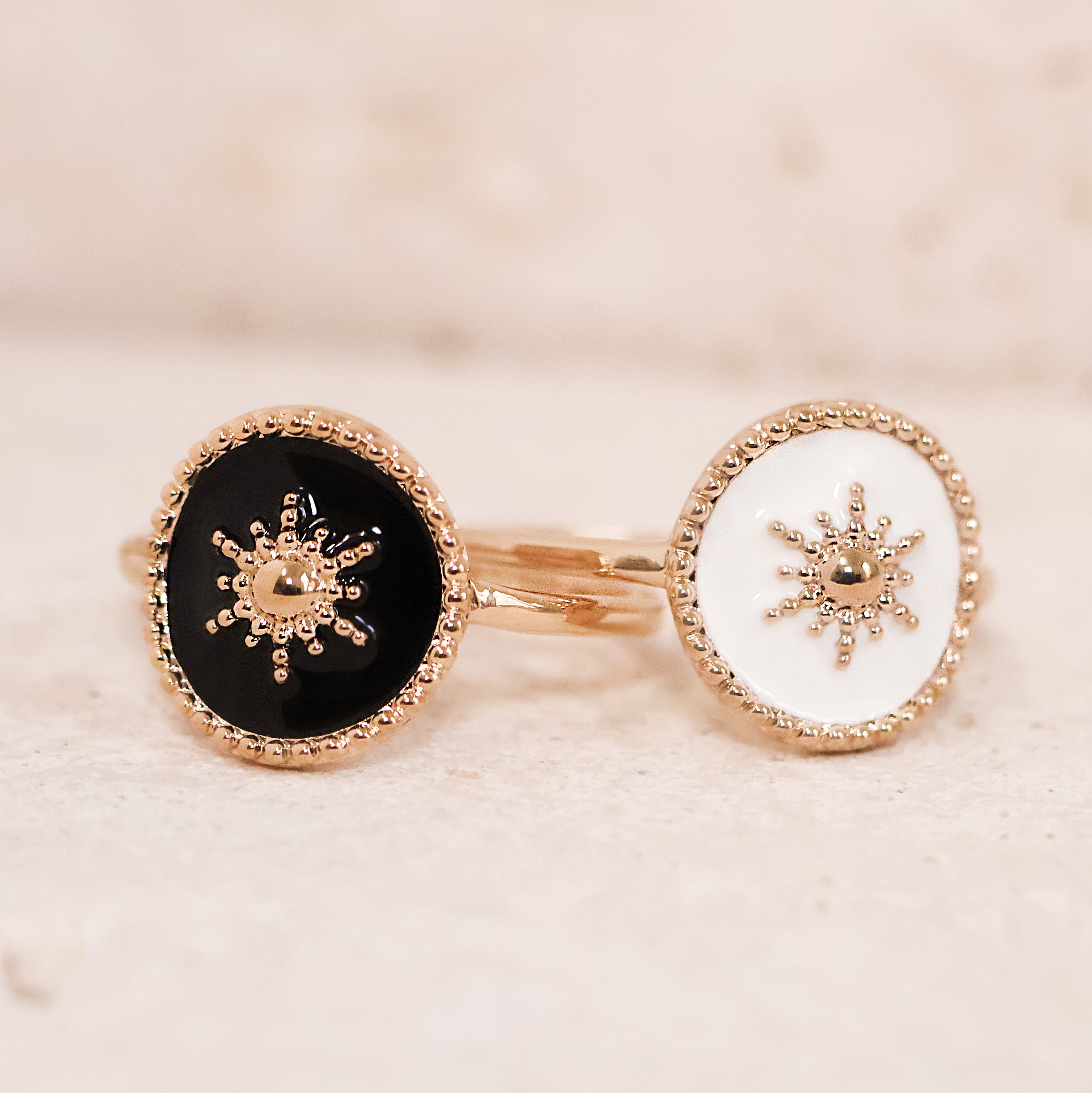 Bague Akaora en plaqué or 18K, laque noire, motif soleil, bijou raffiné et élégant Joyamada.