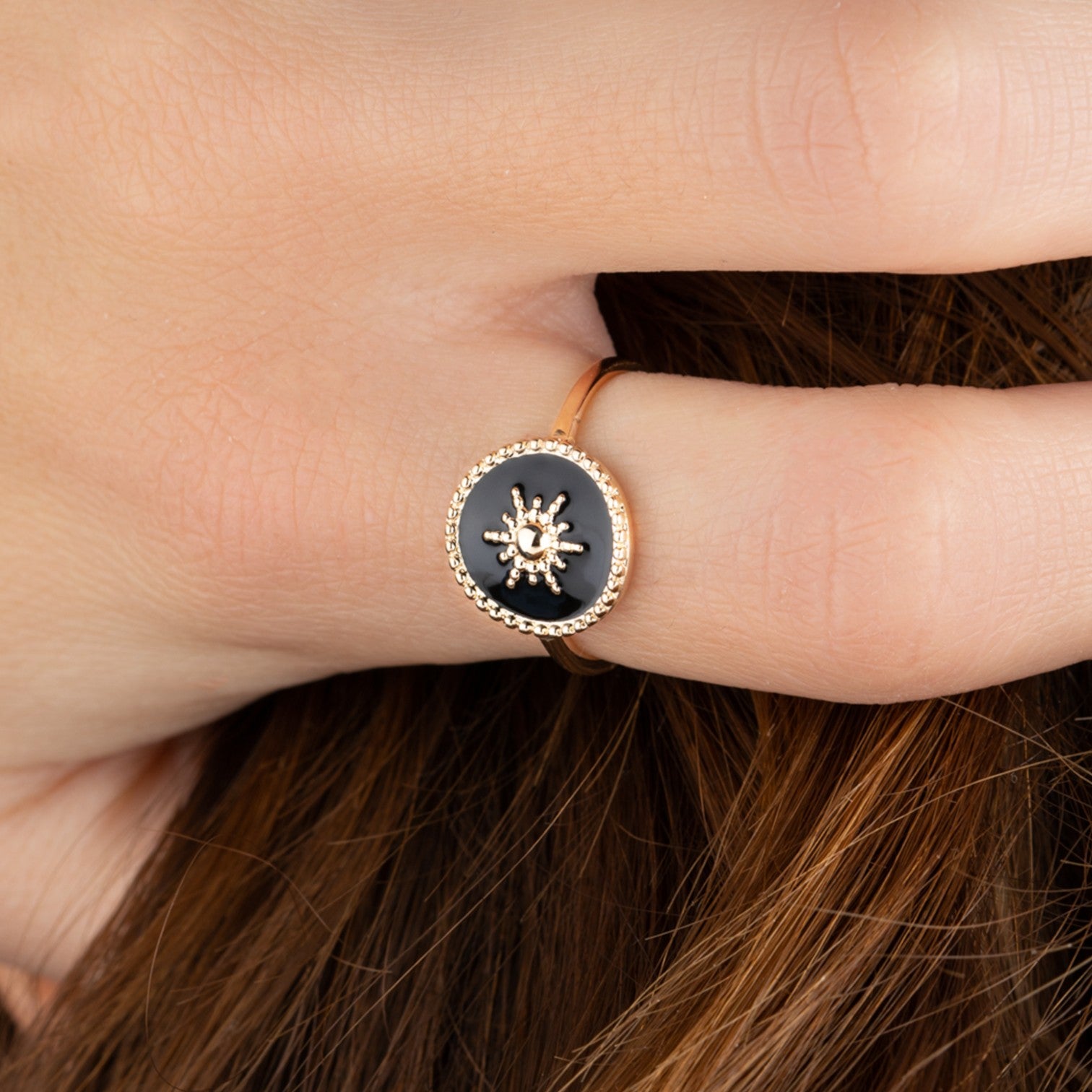 Bague Akaora en plaqué or 18K, laque noire, motif soleil, bijou raffiné et élégant Joyamada.