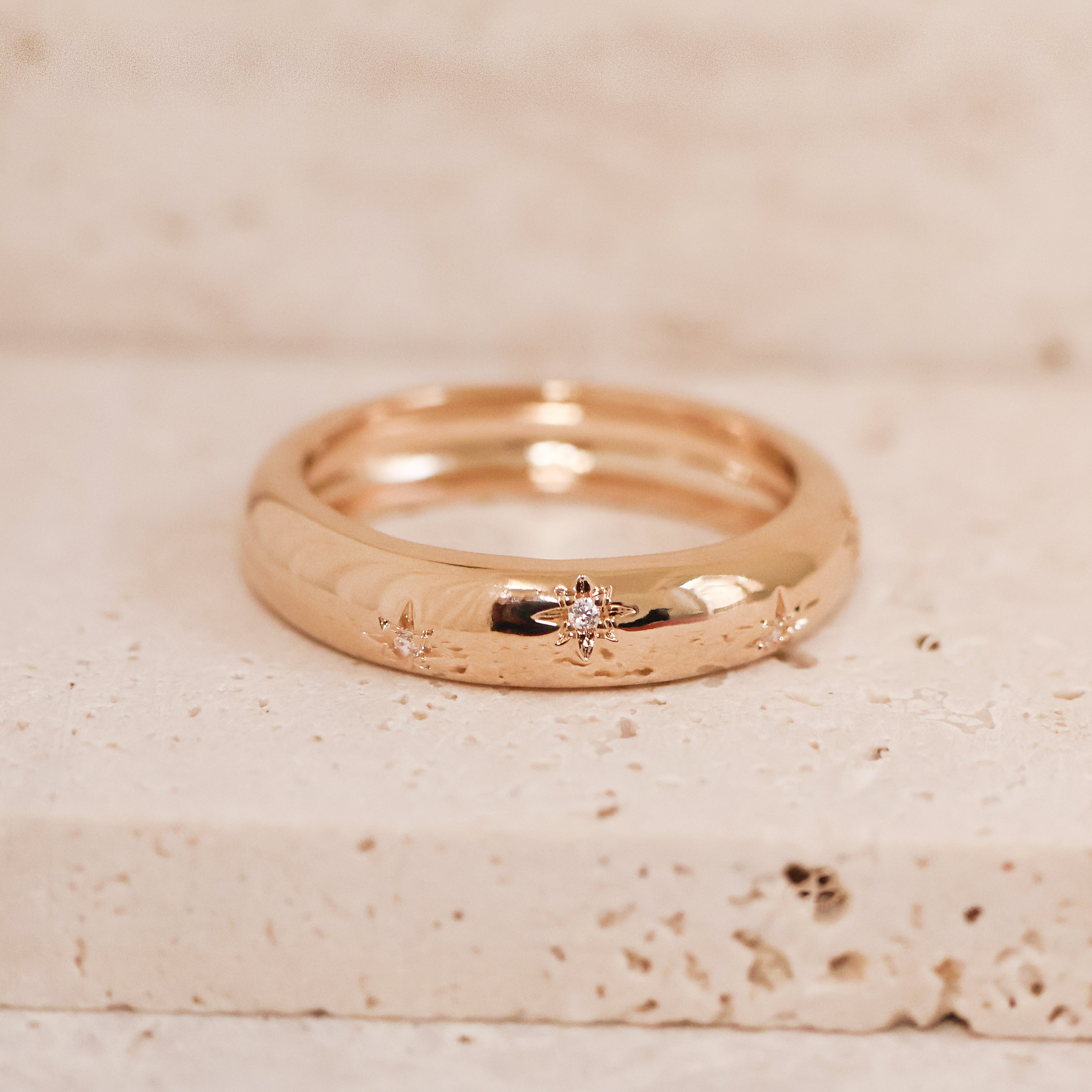 Bague Aria en plaqué or 18 carats – Un bijou raffiné orné de délicates étoiles gravées, chacune sublimée par un oxyde de zirconium scintillant. Son design élégant et moderne apporte une touche de magie et d’éclat à vos tenues. Féminine et sophistiquée, cette bague intemporelle est disponible en plusieurs tailles (50 à 60). Conçue en laiton avec un placage 5 microns et poinçon garantissant qualité et durabilité.