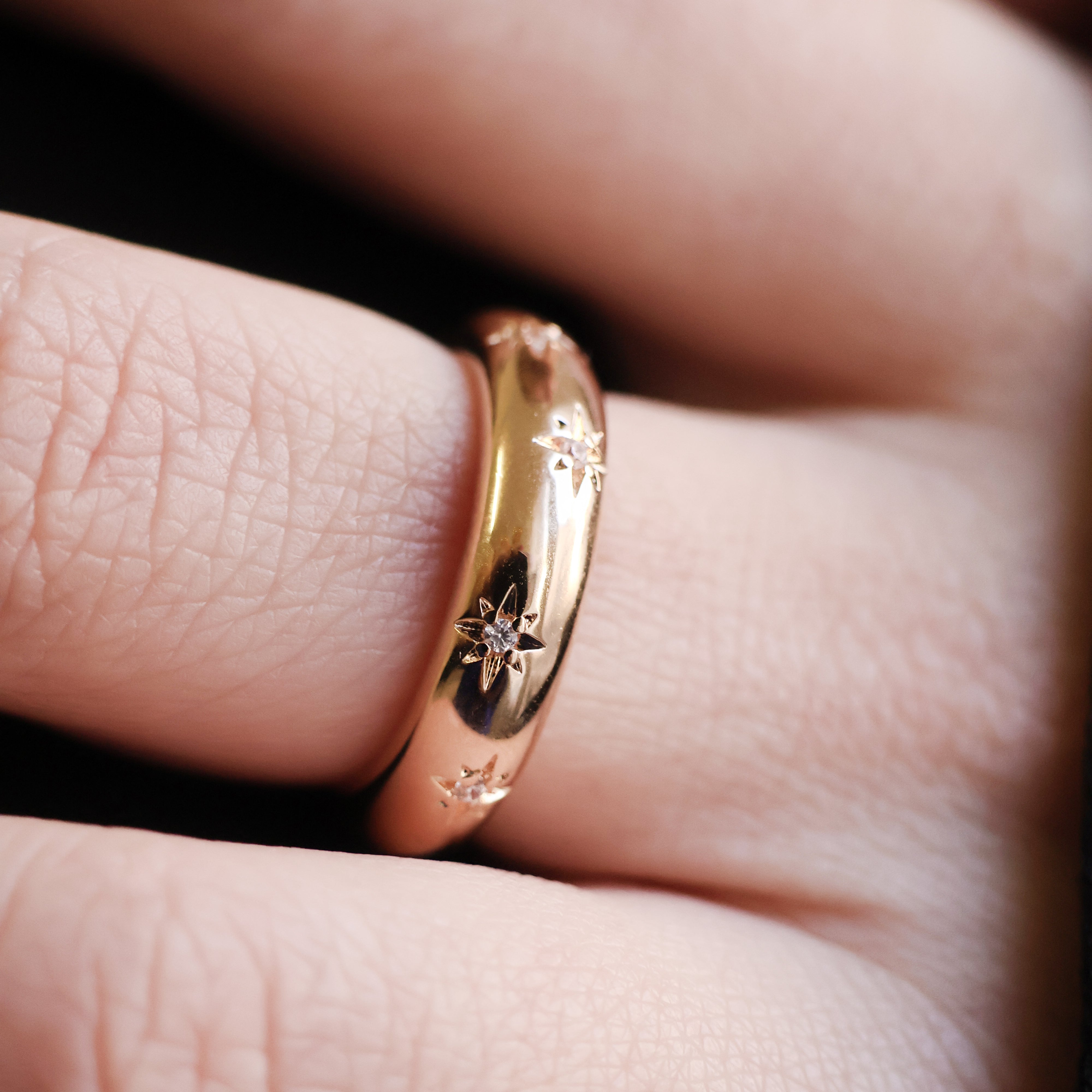 Bague Aria en plaqué or 18 carats – Un bijou raffiné orné de délicates étoiles gravées, chacune sublimée par un oxyde de zirconium scintillant. Son design élégant et moderne apporte une touche de magie et d’éclat à vos tenues. Féminine et sophistiquée, cette bague intemporelle est disponible en plusieurs tailles (50 à 60). Conçue en laiton avec un placage 5 microns et poinçon garantissant qualité et durabilité.