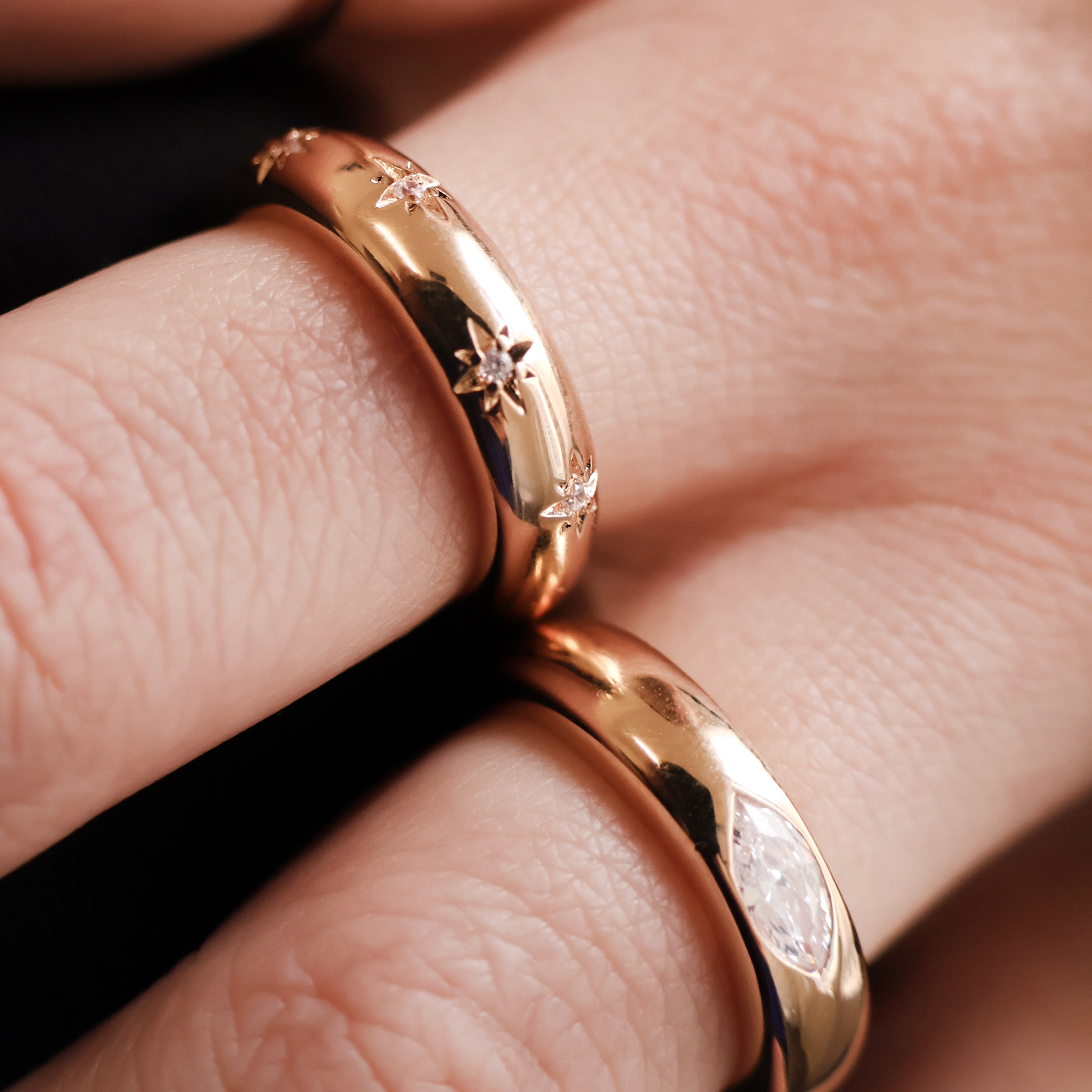 Bague Aria en plaqué or 18 carats – Un bijou raffiné orné de délicates étoiles gravées, chacune sublimée par un oxyde de zirconium scintillant. Son design élégant et moderne apporte une touche de magie et d’éclat à vos tenues. Féminine et sophistiquée, cette bague intemporelle est disponible en plusieurs tailles (50 à 60). Conçue en laiton avec un placage 5 microns et poinçon garantissant qualité et durabilité.