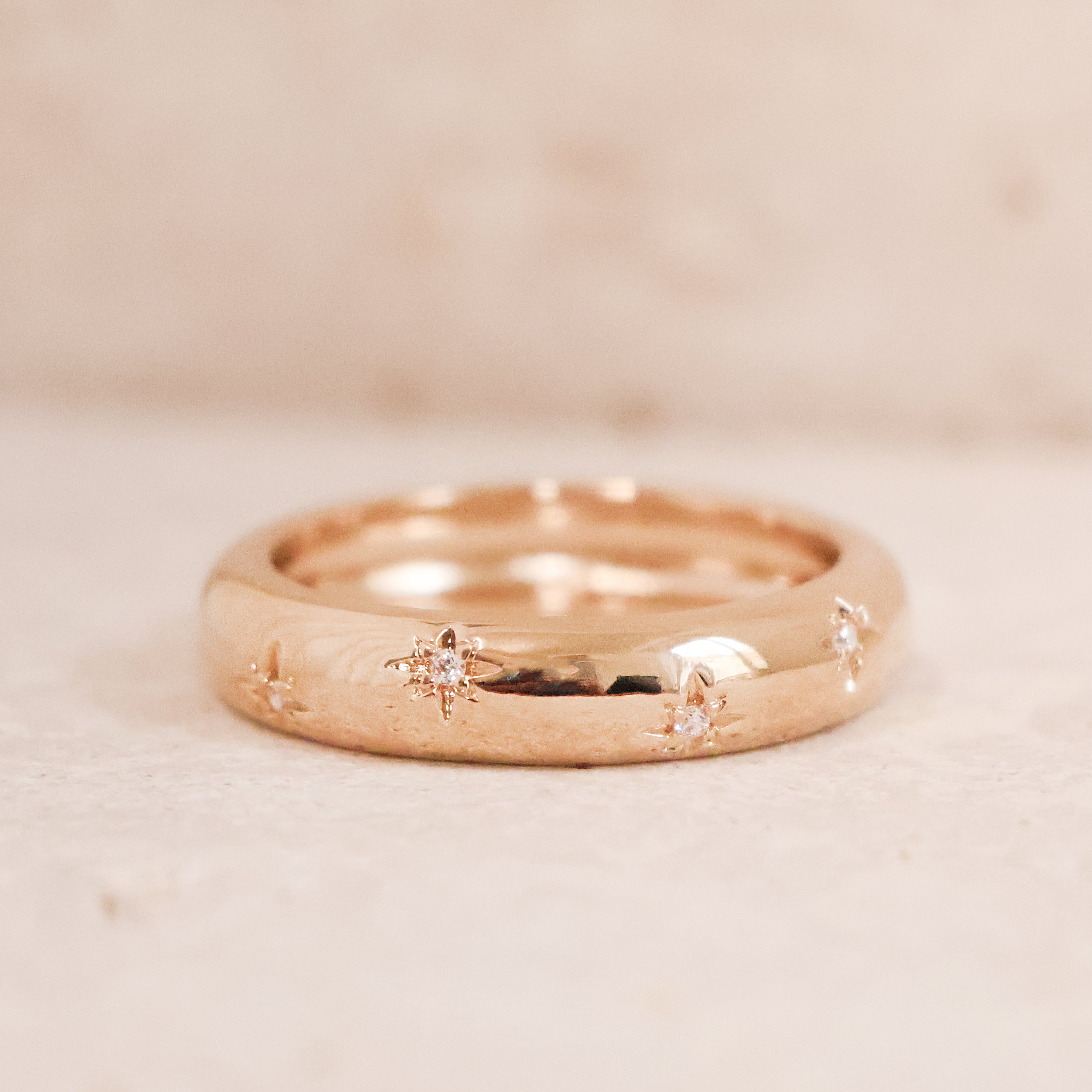 Bague Aria en plaqué or 18 carats – Un bijou raffiné orné de délicates étoiles gravées, chacune sublimée par un oxyde de zirconium scintillant. Son design élégant et moderne apporte une touche de magie et d’éclat à vos tenues. Féminine et sophistiquée, cette bague intemporelle est disponible en plusieurs tailles (50 à 60). Conçue en laiton avec un placage 5 microns et poinçon garantissant qualité et durabilité.