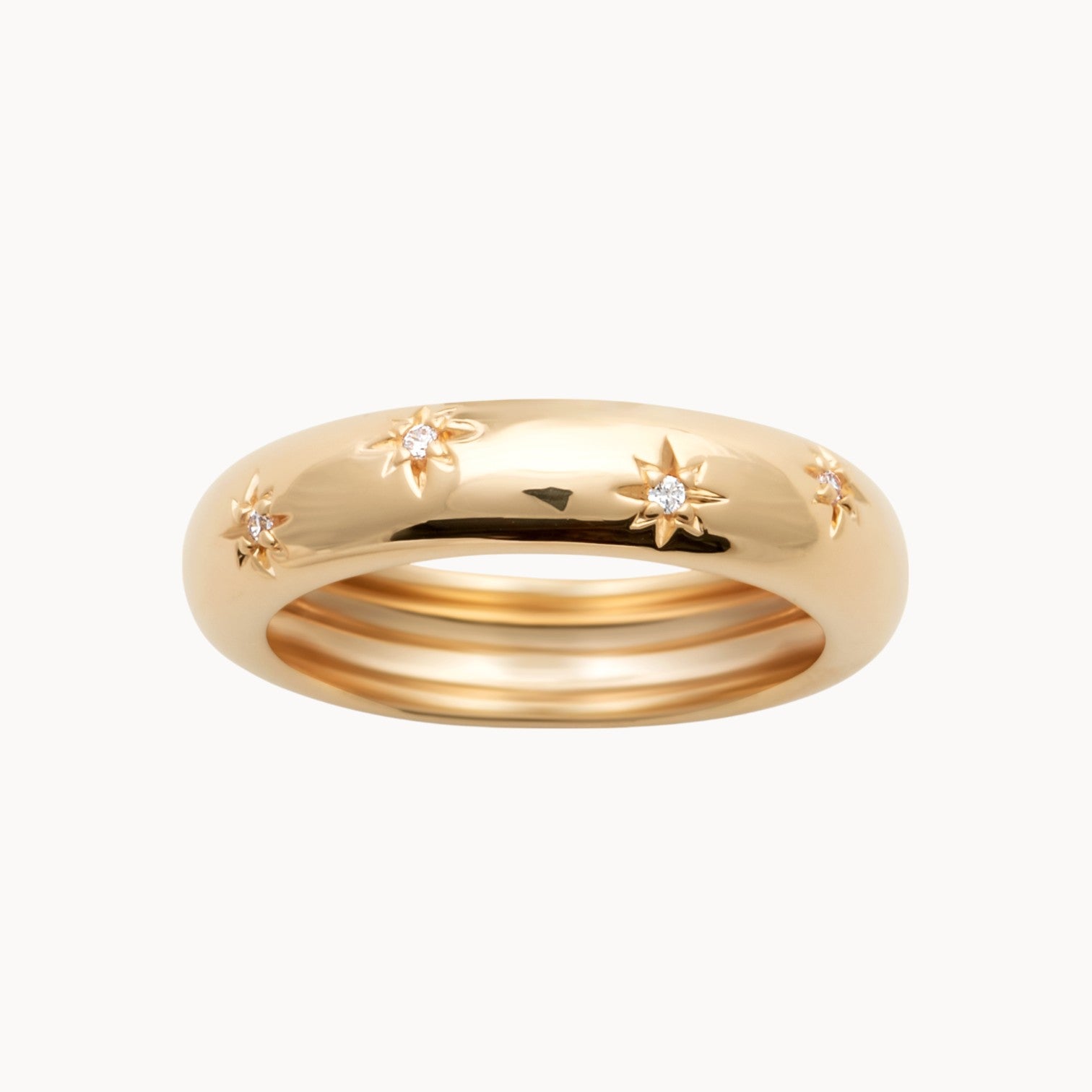 Bague Aria en plaqué or 18 carats – Un bijou raffiné orné de délicates étoiles gravées, chacune sublimée par un oxyde de zirconium scintillant. Son design élégant et moderne apporte une touche de magie et d’éclat à vos tenues. Féminine et sophistiquée, cette bague intemporelle est disponible en plusieurs tailles (50 à 60). Conçue en laiton avec un placage 5 microns et poinçon garantissant qualité et durabilité.