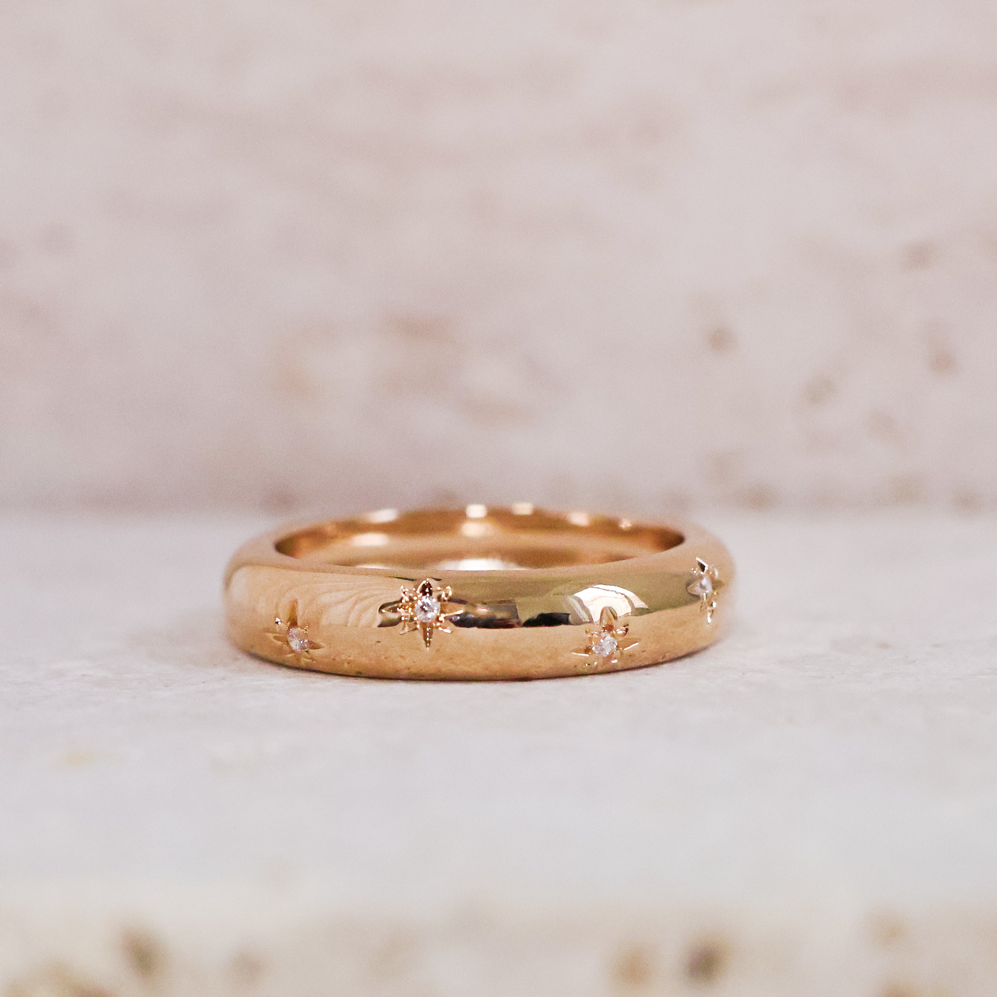 Bague Aria en plaqué or 18 carats – Un bijou raffiné orné de délicates étoiles gravées, chacune sublimée par un oxyde de zirconium scintillant. Son design élégant et moderne apporte une touche de magie et d’éclat à vos tenues. Féminine et sophistiquée, cette bague intemporelle est disponible en plusieurs tailles (50 à 60). Conçue en laiton avec un placage 5 microns et poinçon garantissant qualité et durabilité.