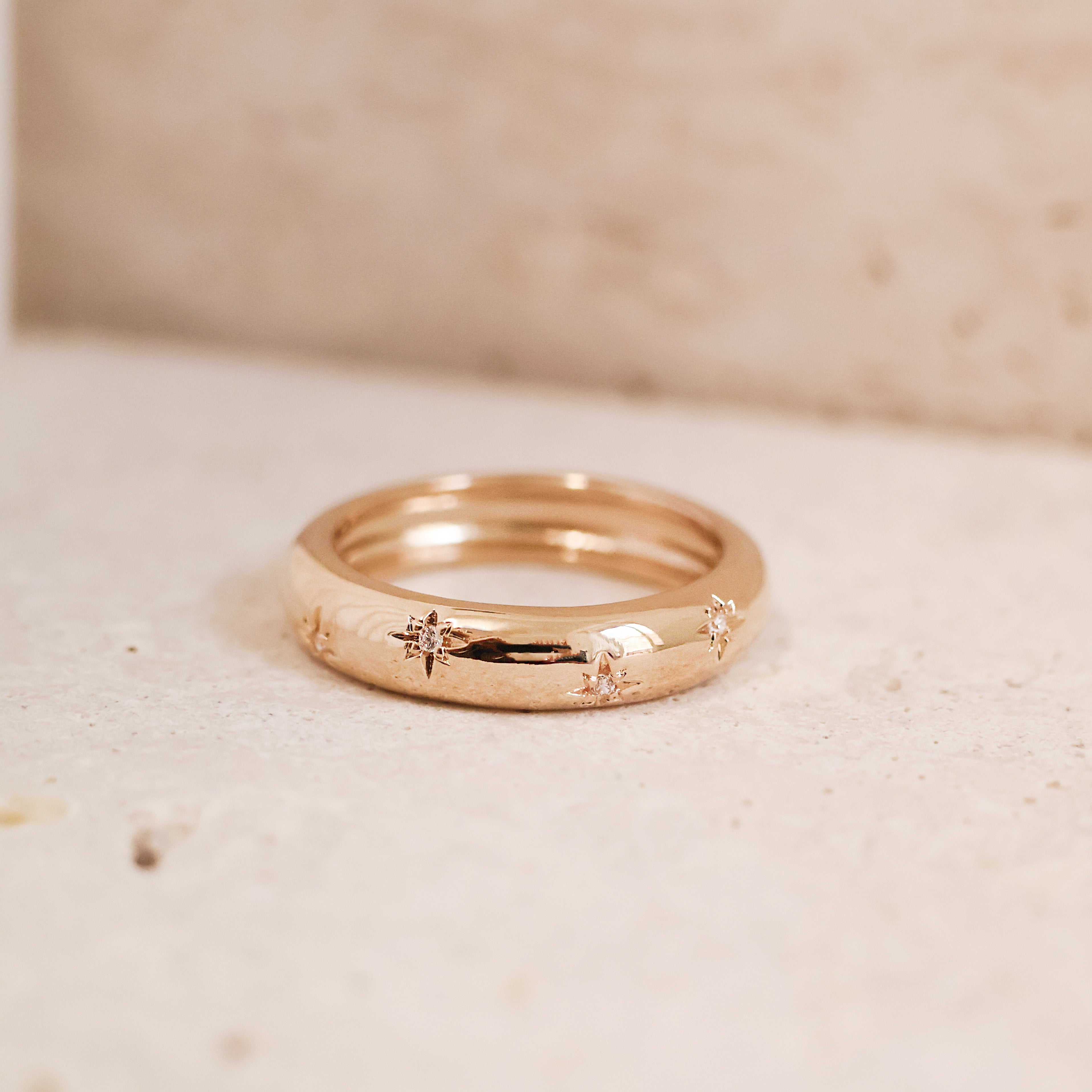 Bague Aria en plaqué or 18 carats – Un bijou raffiné orné de délicates étoiles gravées, chacune sublimée par un oxyde de zirconium scintillant. Son design élégant et moderne apporte une touche de magie et d’éclat à vos tenues. Féminine et sophistiquée, cette bague intemporelle est disponible en plusieurs tailles (50 à 60). Conçue en laiton avec un placage 5 microns et poinçon garantissant qualité et durabilité.