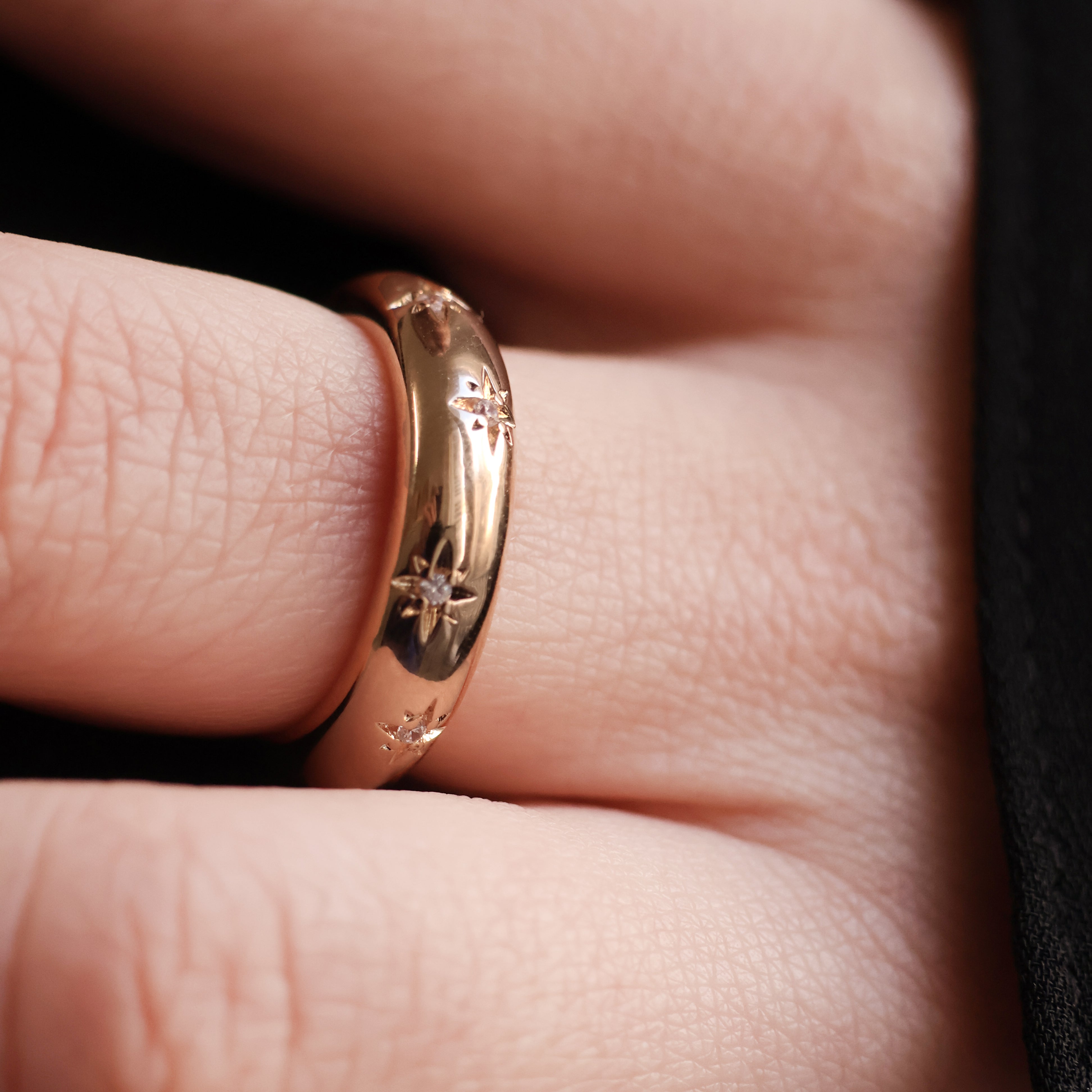 Bague Aria en plaqué or 18 carats – Un bijou raffiné orné de délicates étoiles gravées, chacune sublimée par un oxyde de zirconium scintillant. Son design élégant et moderne apporte une touche de magie et d’éclat à vos tenues. Féminine et sophistiquée, cette bague intemporelle est disponible en plusieurs tailles (50 à 60). Conçue en laiton avec un placage 5 microns et poinçon garantissant qualité et durabilité.