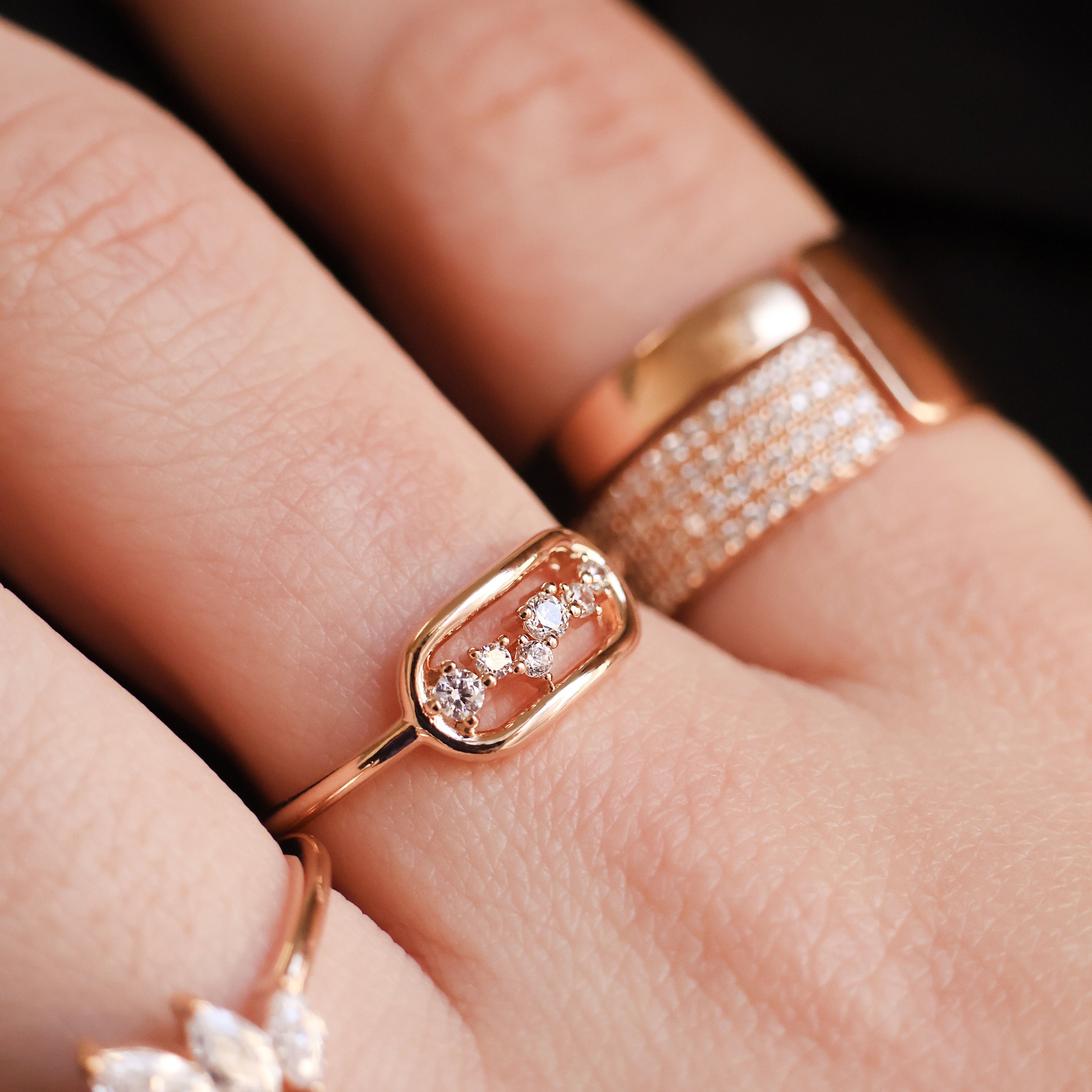 Bague Olivia en plaqué or 18K, motifs stellaires, oxydes de zirconium, bijou raffiné et scintillant Joyamada.